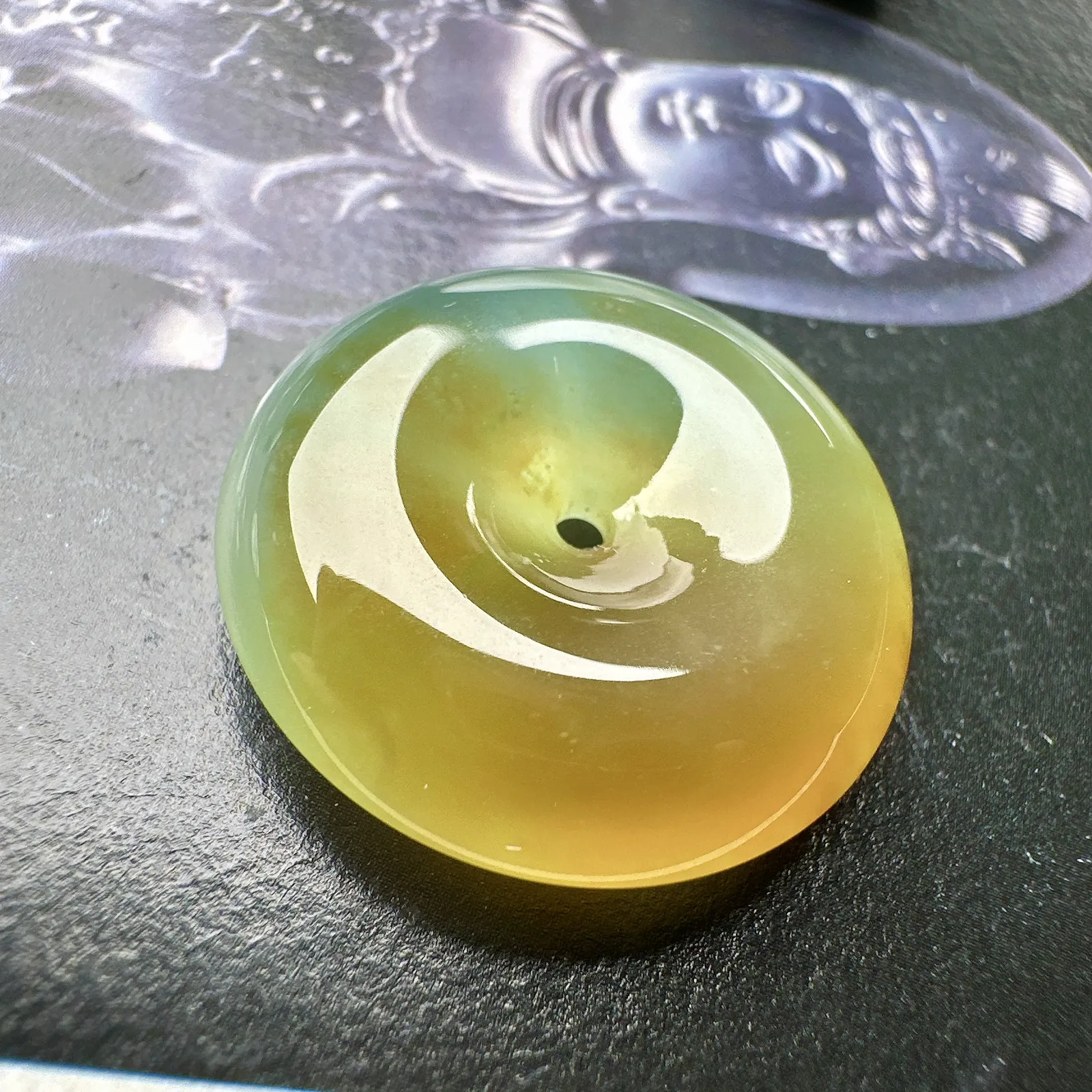 【冰种黄扣吊坠】特色款，种地优秀，通透闪亮，起光的料子，厚度很好