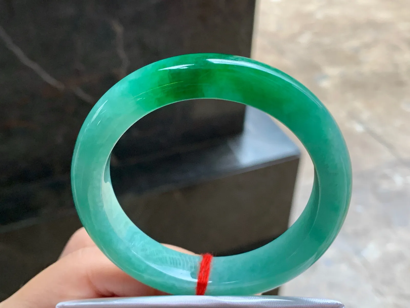 55-11.5-9.3

辣绿色手镯^_^颜色鲜艳 玉质温润