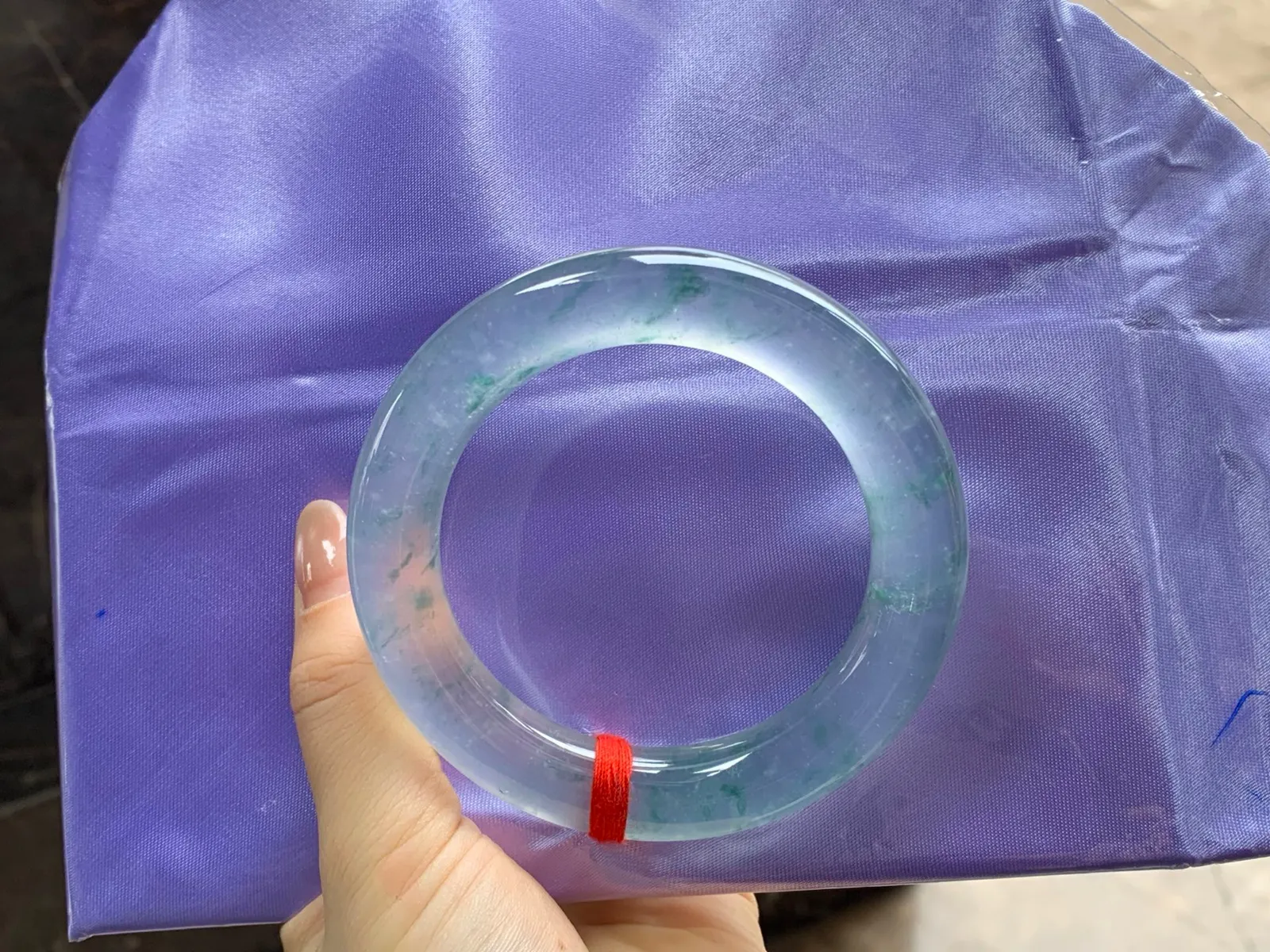 高冰种飘花圆条手镯
尺寸：57-12.2mm
冰味十足～条形优秀整圈冰透起荧光～建议看十足哦，高品质