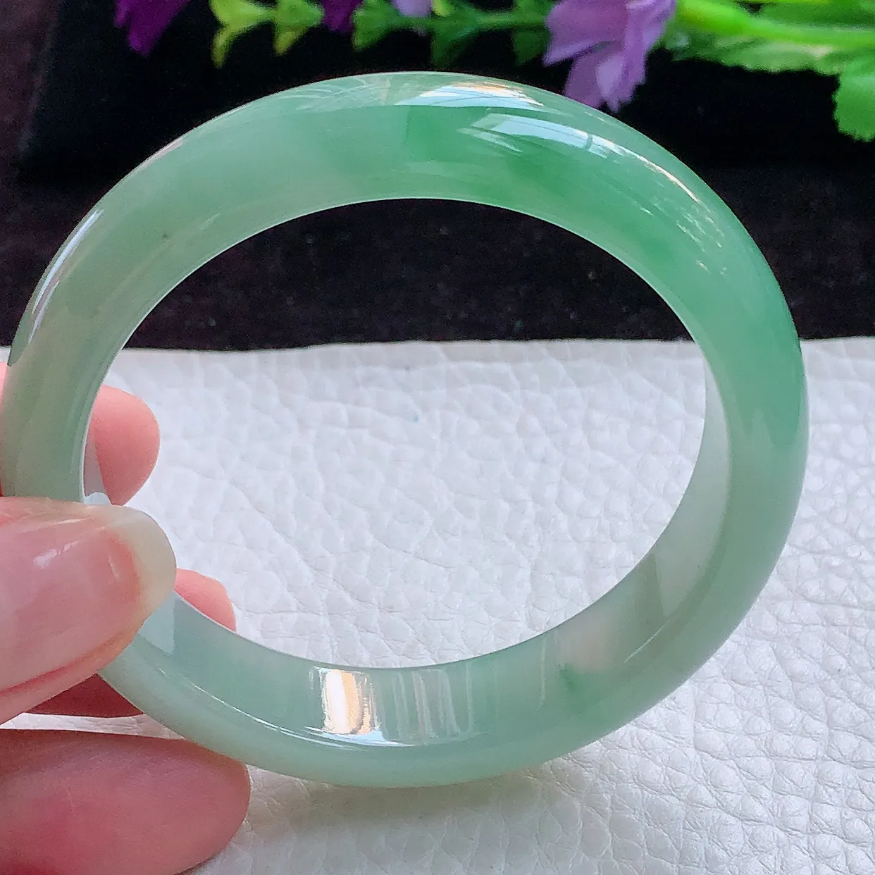 r实拍54圈口！缅甸翡翠A货冰绿宽边玉手镯 玉手环尺寸:54*13.2*8mm