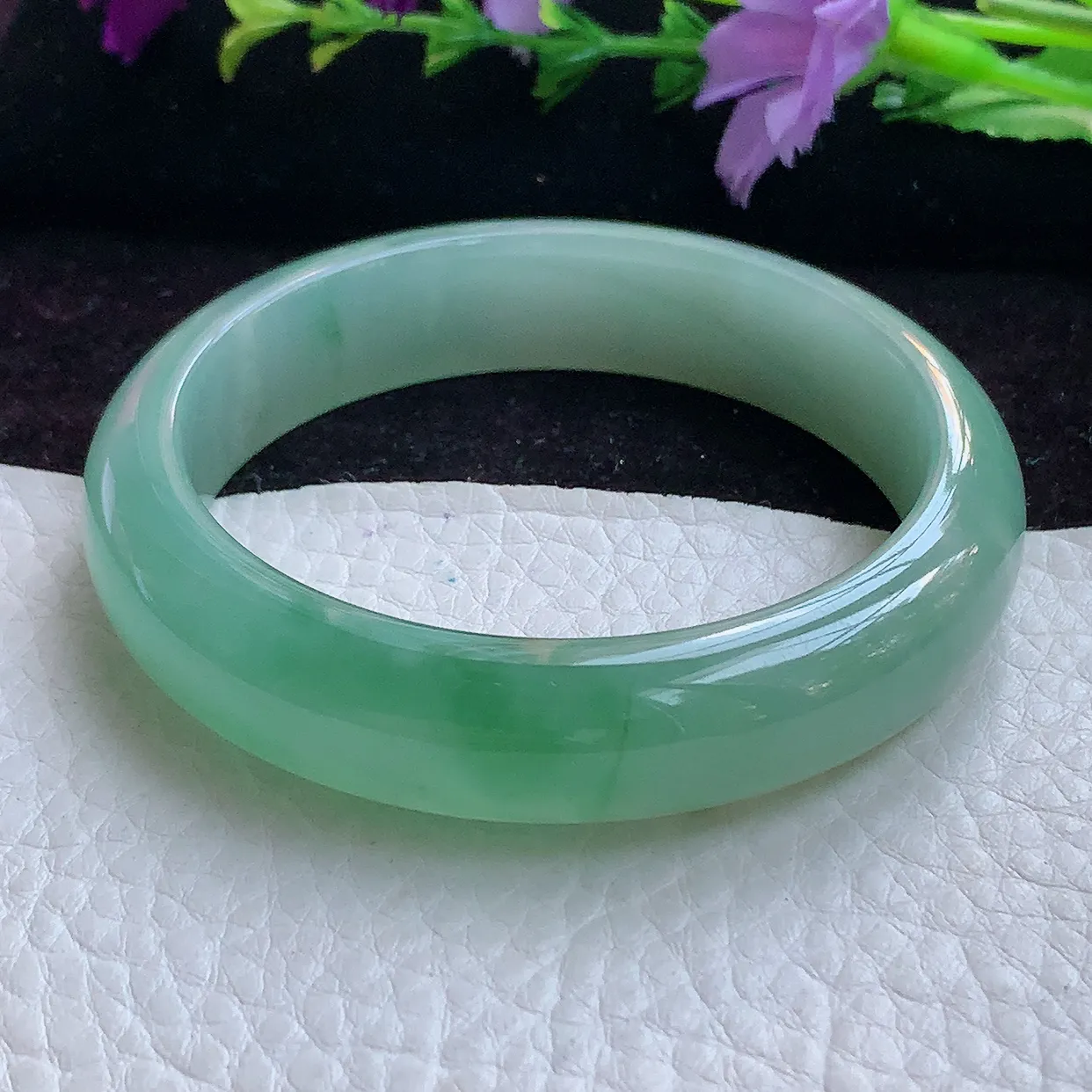 r实拍54圈口！缅甸翡翠A货冰绿宽边玉手镯 玉手环尺寸:54*13.2*8mm