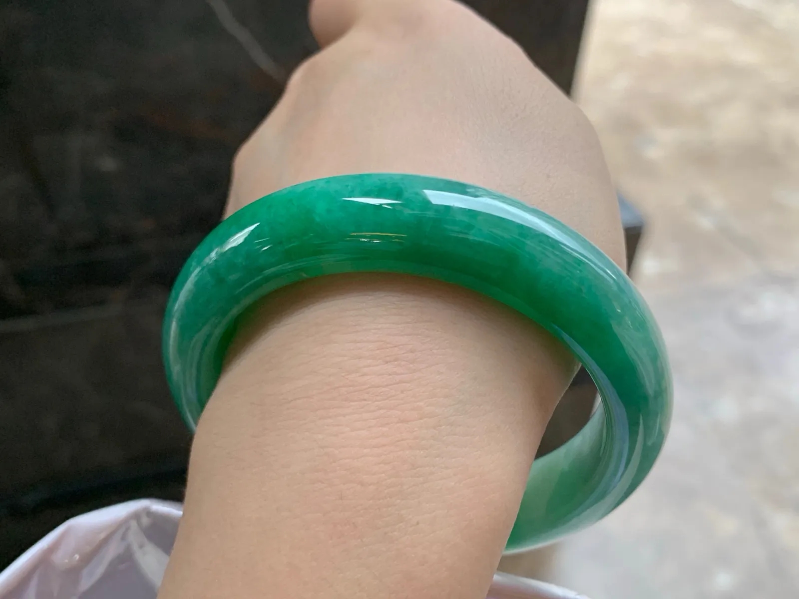 59-14.7-9.1

浓绿色手镯^_^颜色鲜艳 玉质温润