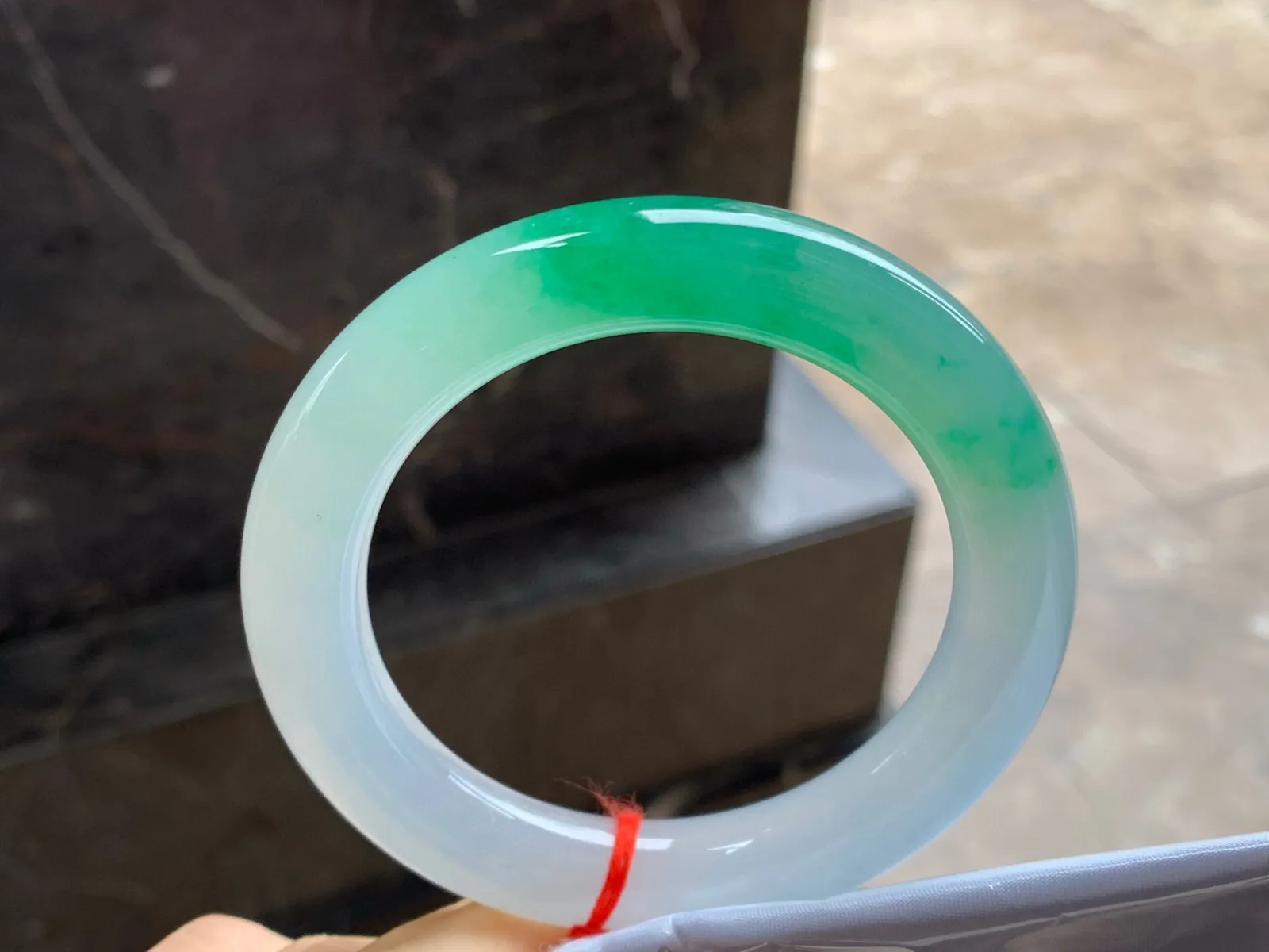 冰种阳绿色圆条手镯
尺寸：58.8-11.5mm
有种有色～绿色浓郁漂亮品质货