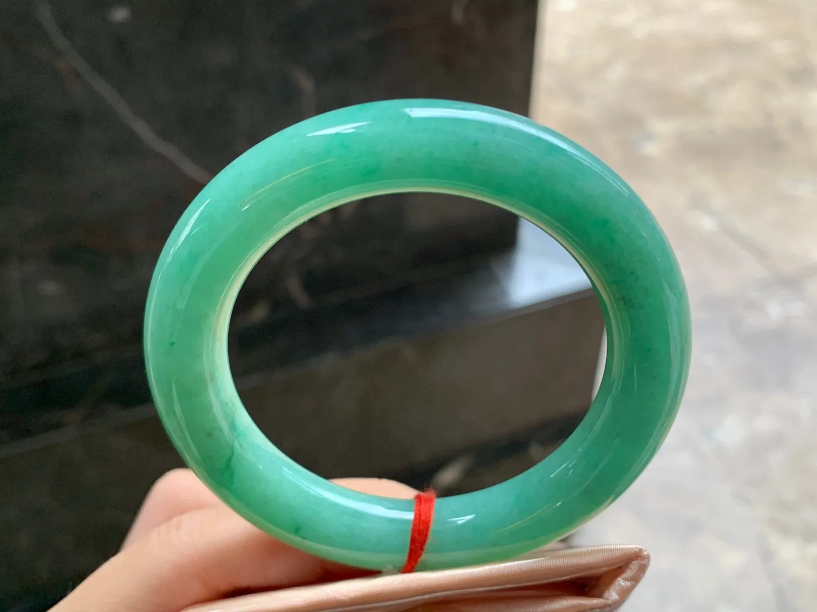 54.5-11.3

浓绿色圆条手镯^_^颜色鲜艳 玉质温润