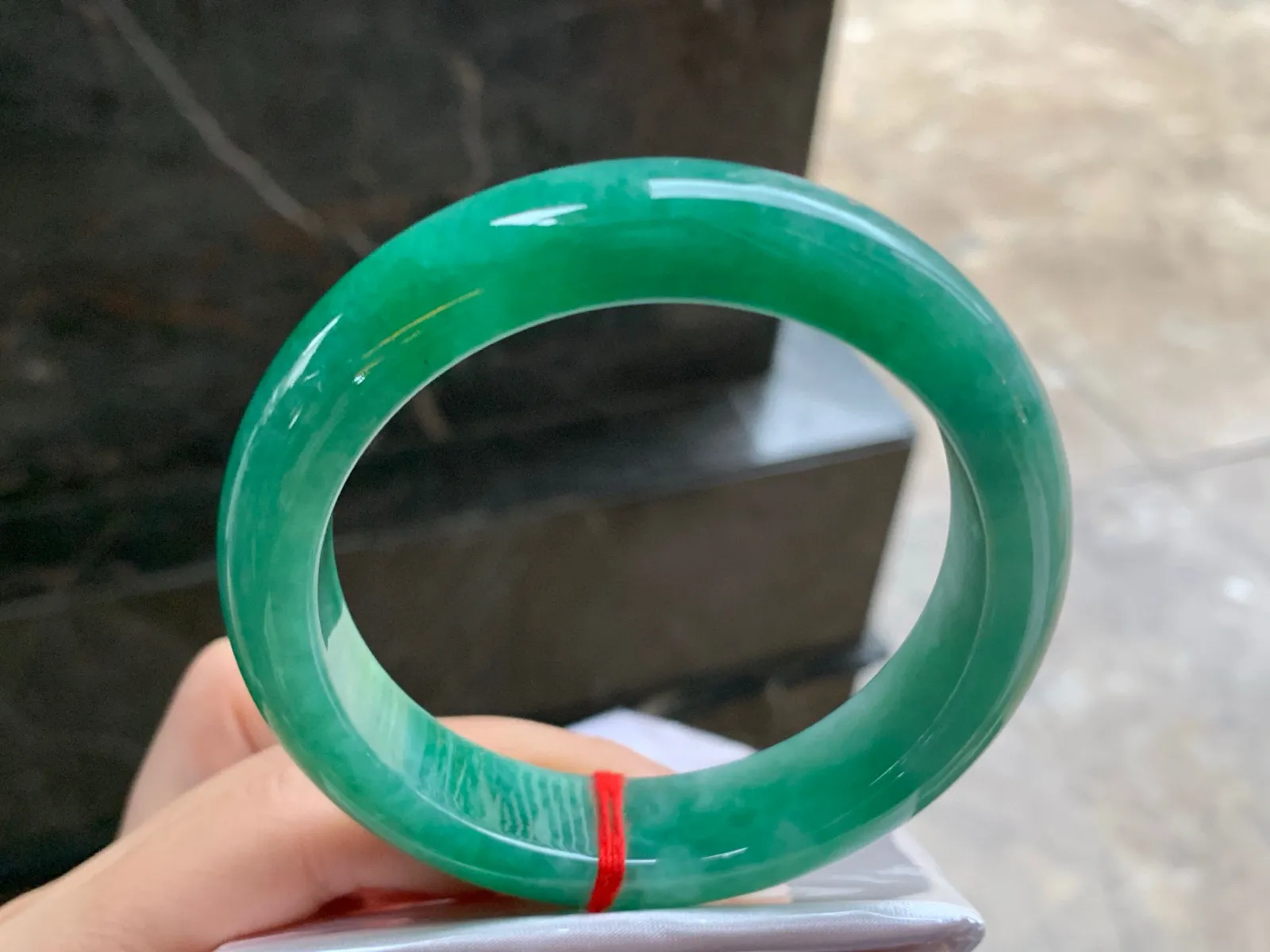 59-14.7-9.1

浓绿色手镯^_^颜色鲜艳 玉质温润