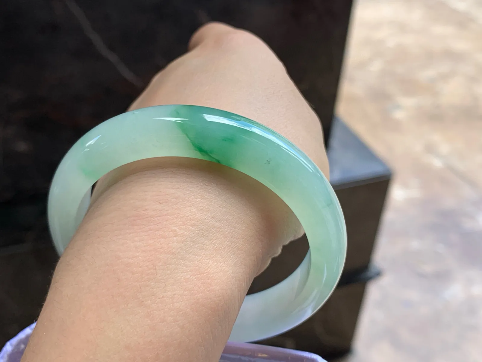 56.5-12.7-8.3

冰飘绿花手镯^_^种水足 清新