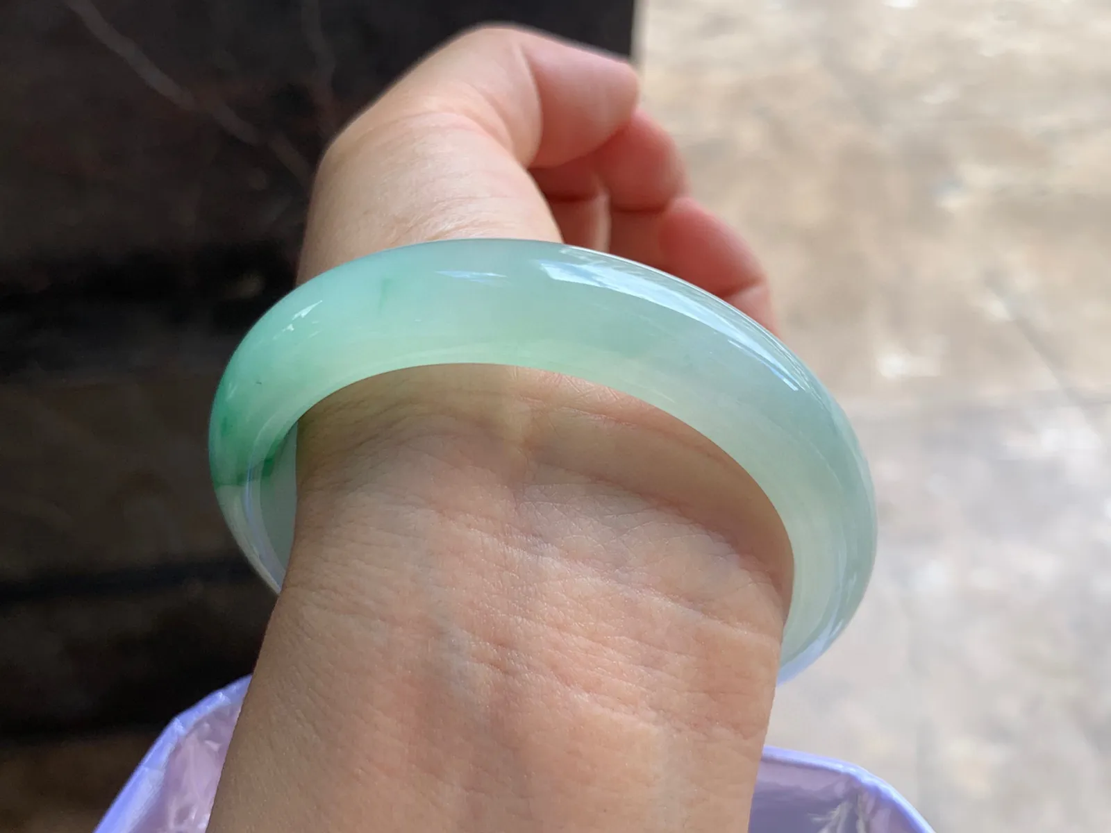 56.5-13-8.5mm
冰种飘花手镯 水润冰透 清爽