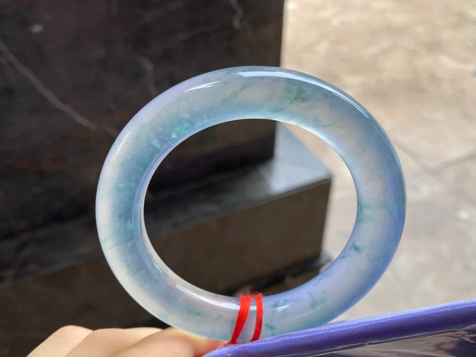 高冰种飘花圆条手镯
尺寸：57-12.2mm
冰味十足～条形优秀整圈冰透起荧光～建议看十足哦，高品