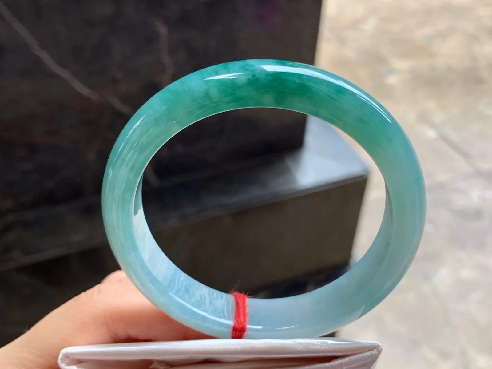 58.5-12.6-8.3

蓝花手镯^_^飘花浓郁 玉质温润