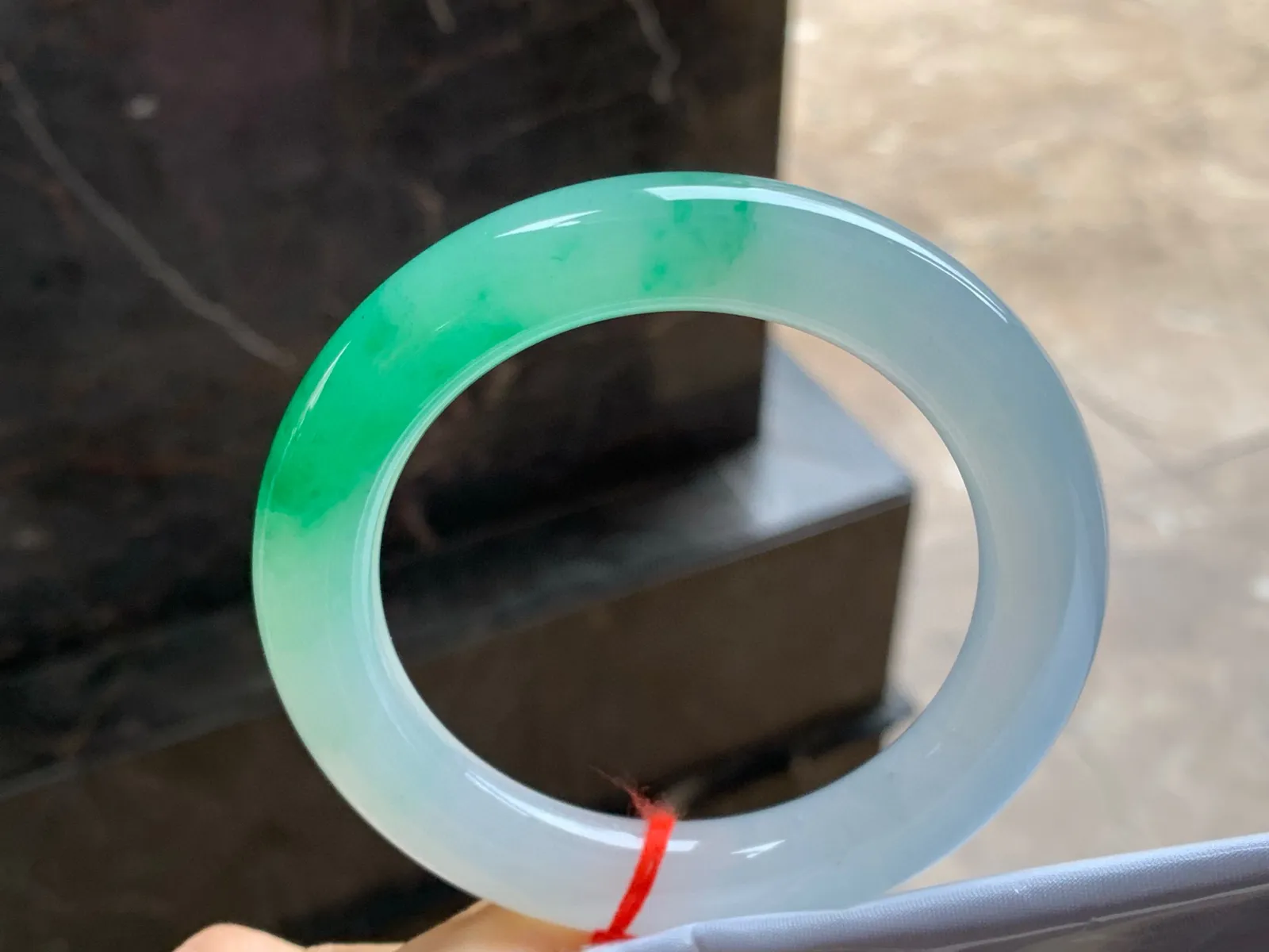 冰种阳绿色圆条手镯
尺寸：58.8-11.5mm
有种有色～绿色浓郁漂亮品质货
