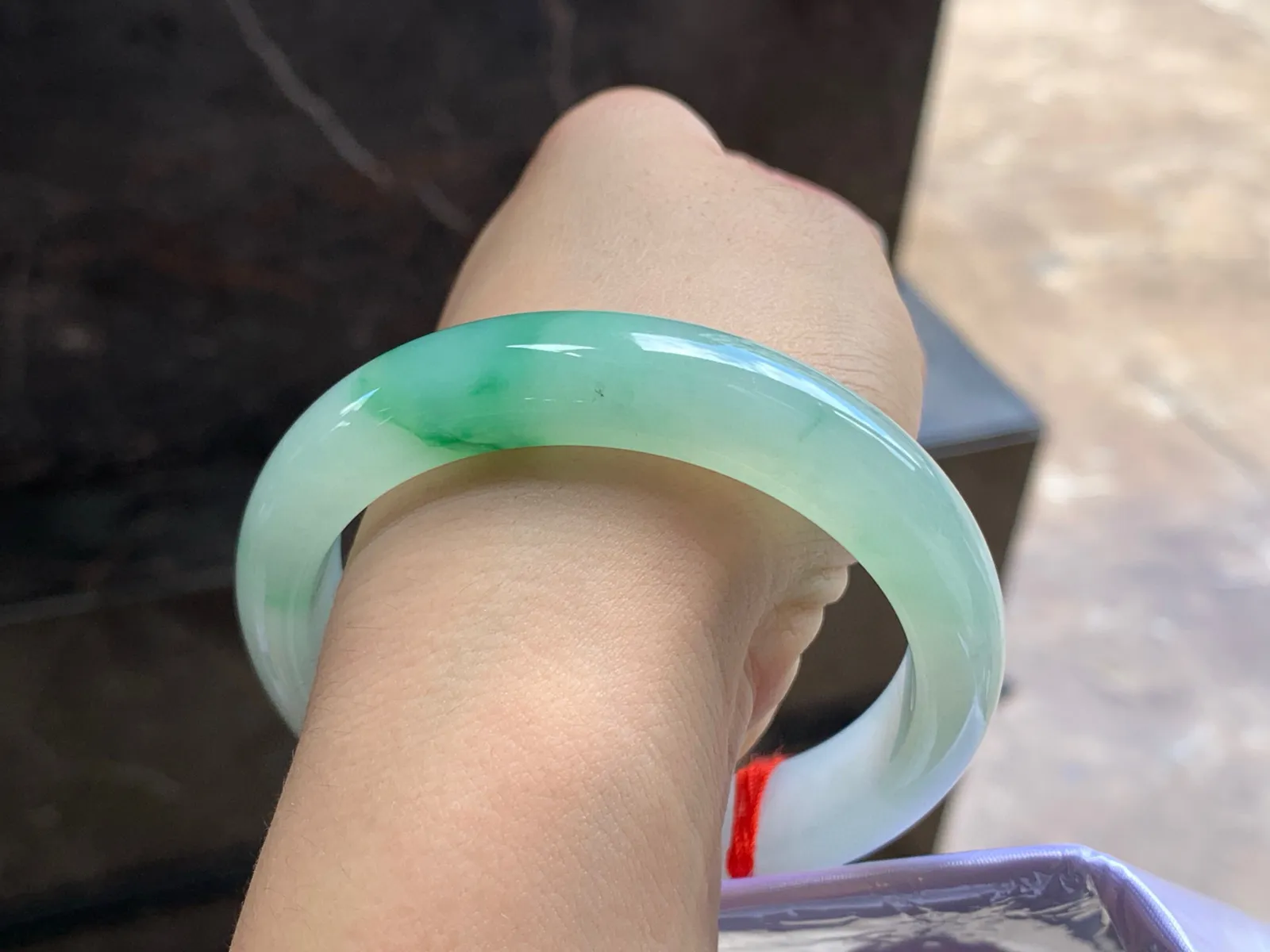 56.5-12.7-8.3

冰飘绿花手镯^_^种水足 清新