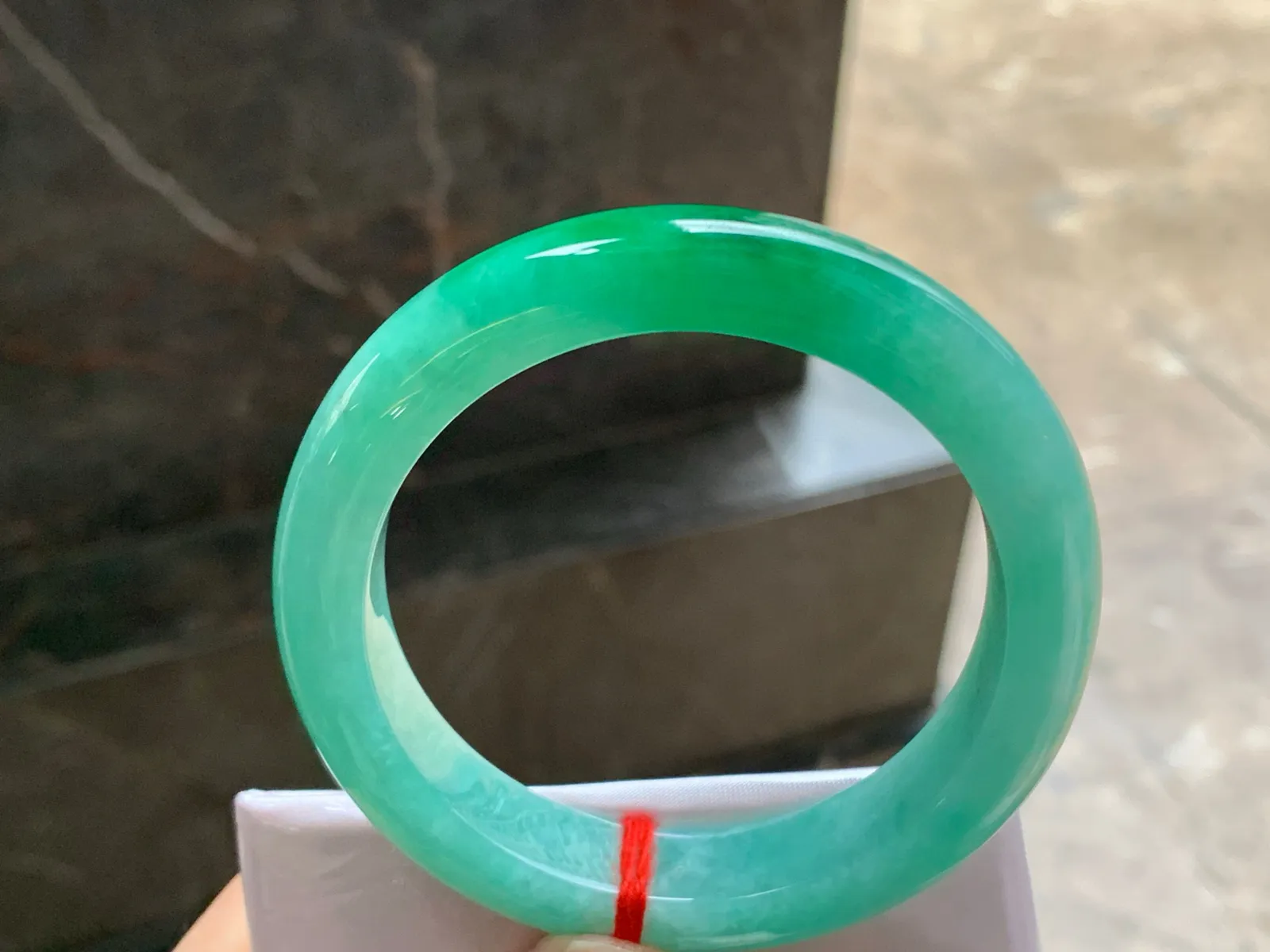 55-11.5-9.3

辣绿色手镯^_^颜色鲜艳 玉质温润