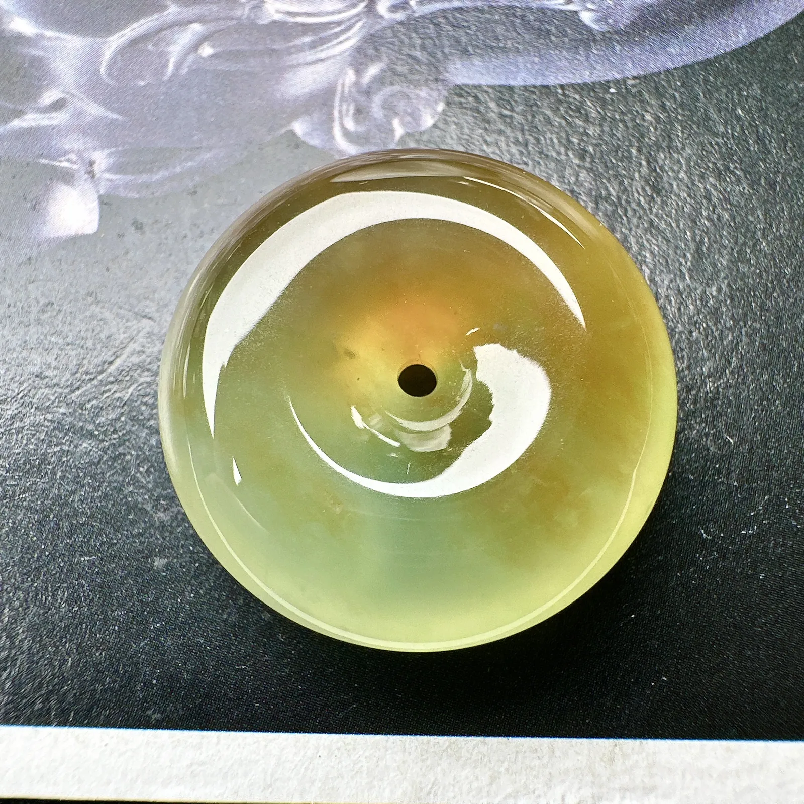 【冰种黄扣吊坠】特色款，种地优秀，通透闪亮，起光的料子，厚度很好