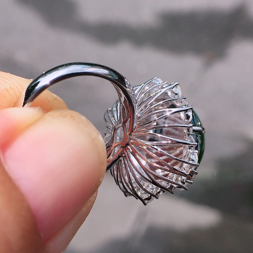 阳绿蛋面戒指，色泽均匀艳丽，玉质细腻，荧光感超
强，饱满圆润，气质满满。18k
金豪华镶嵌