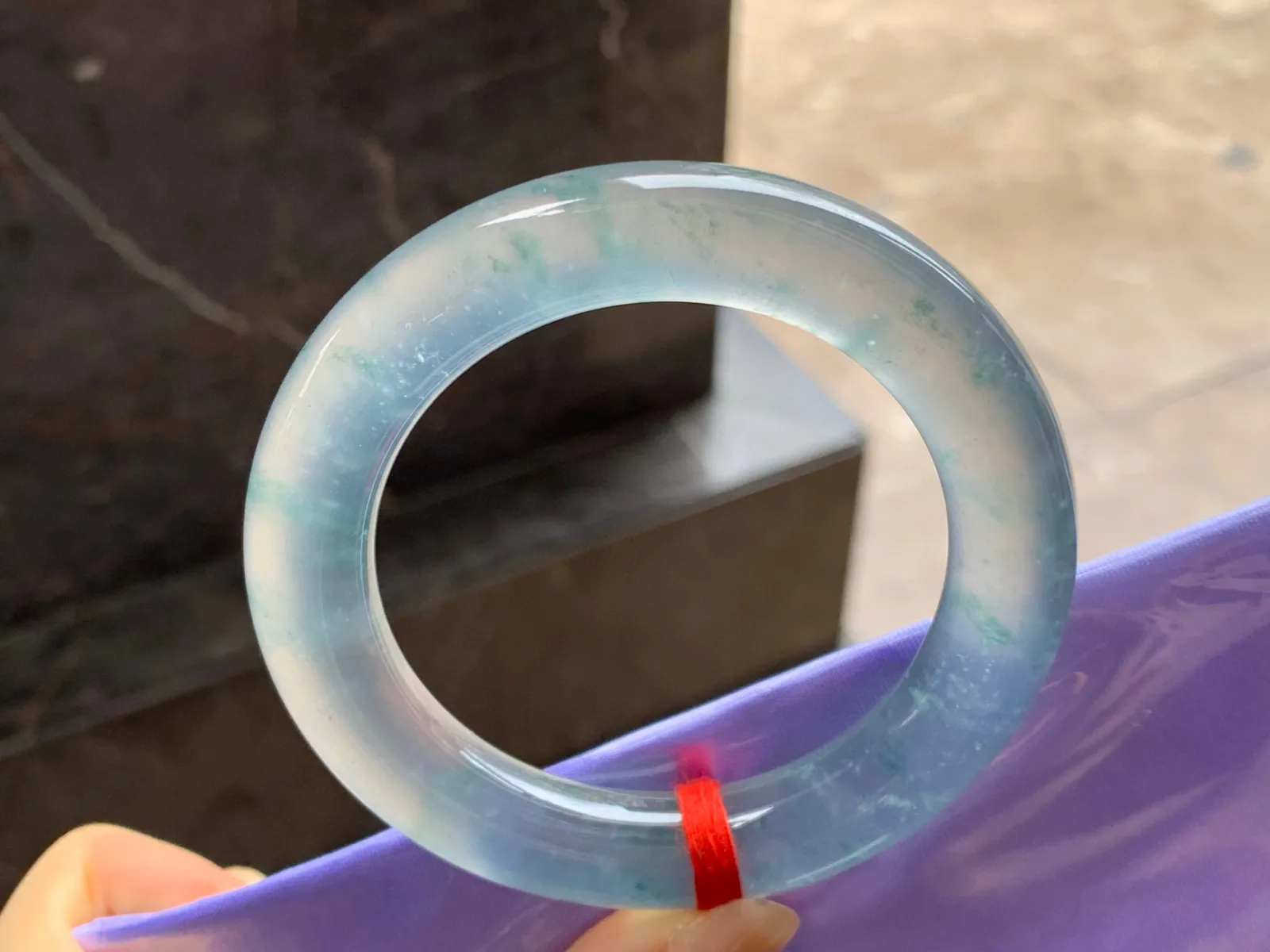 高冰种飘花圆条手镯
尺寸：57-12.2mm
冰味十足～条形优秀整圈冰透起荧光～建议看十足哦，高品质