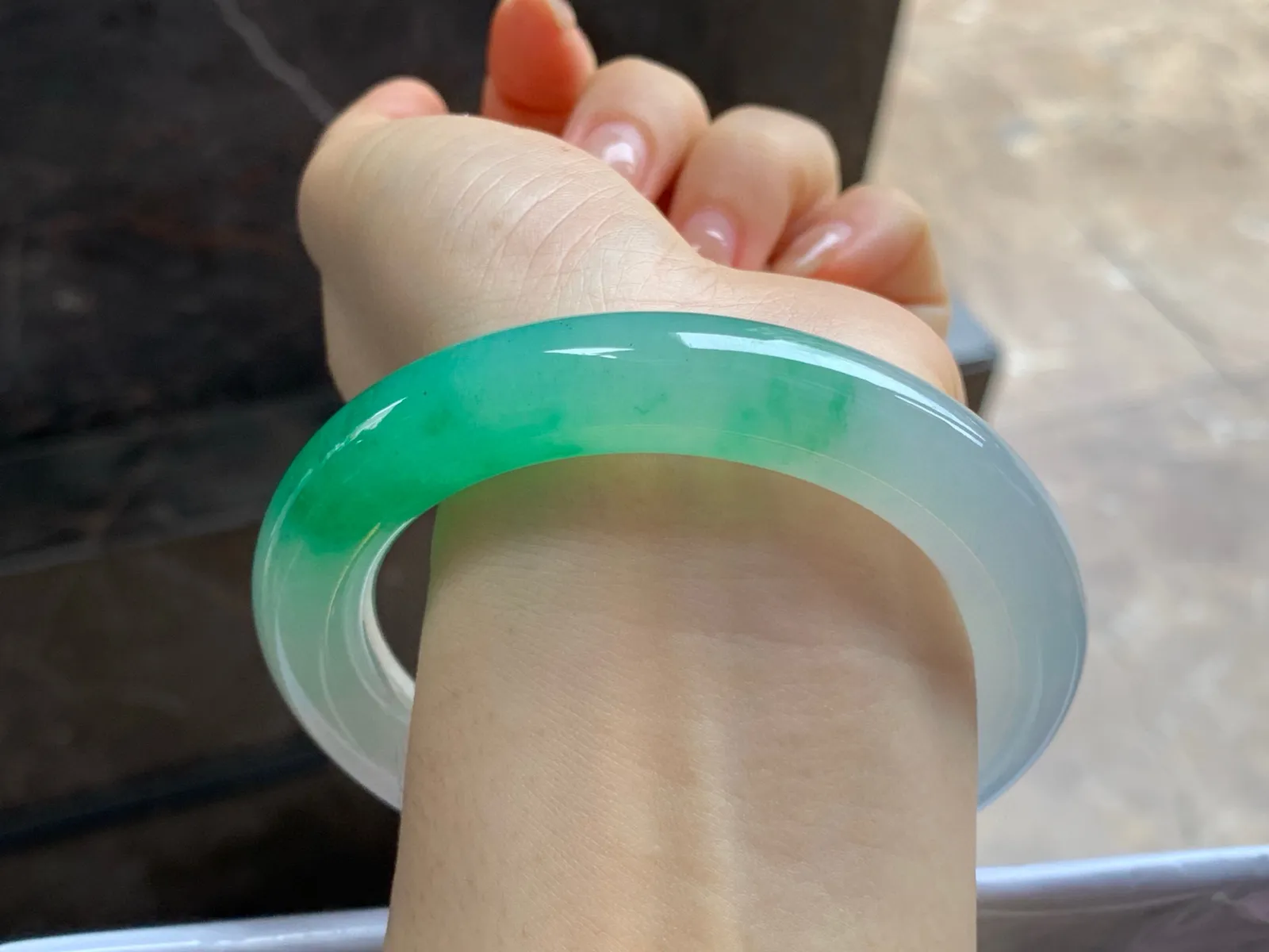 冰种阳绿色圆条手镯
尺寸：58.8-11.5mm
有种有色～绿色浓郁漂亮品质货