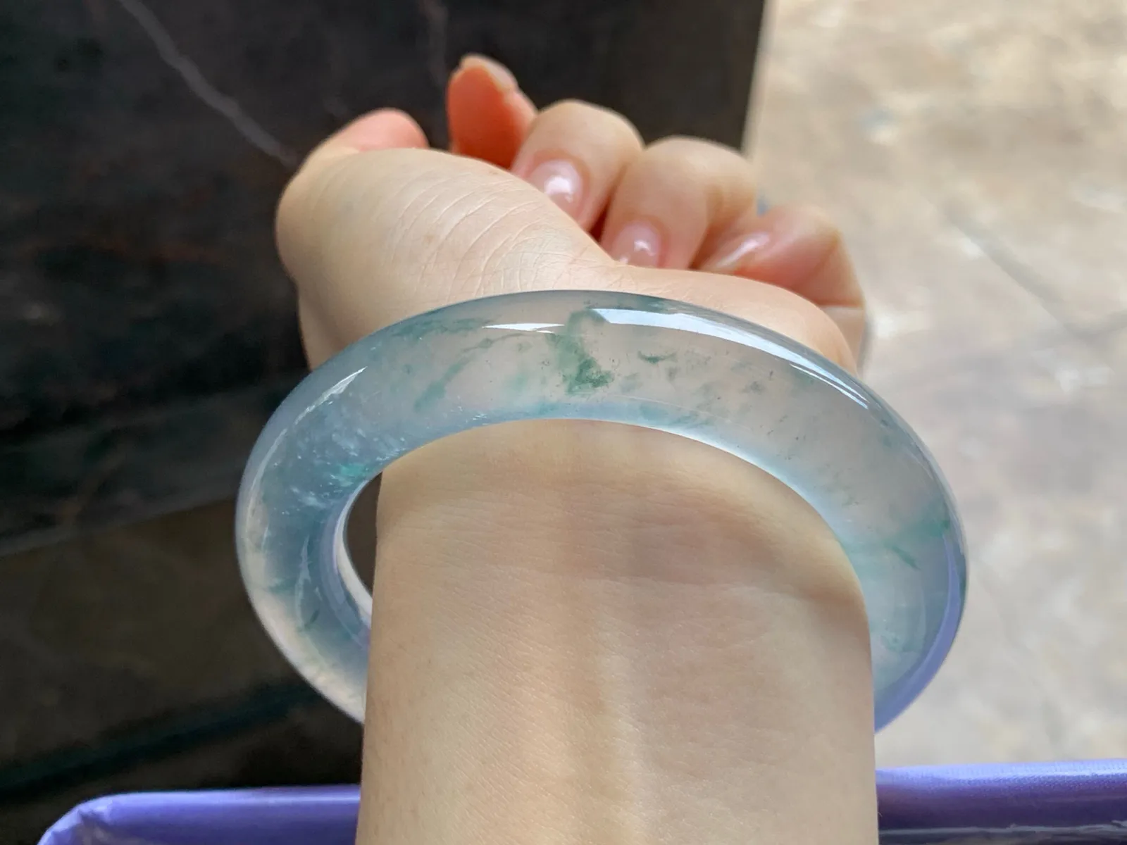 高冰种飘花圆条手镯
尺寸：57-12.2mm
冰味十足～条形优秀整圈冰透起荧光～建议看十足哦，高品质