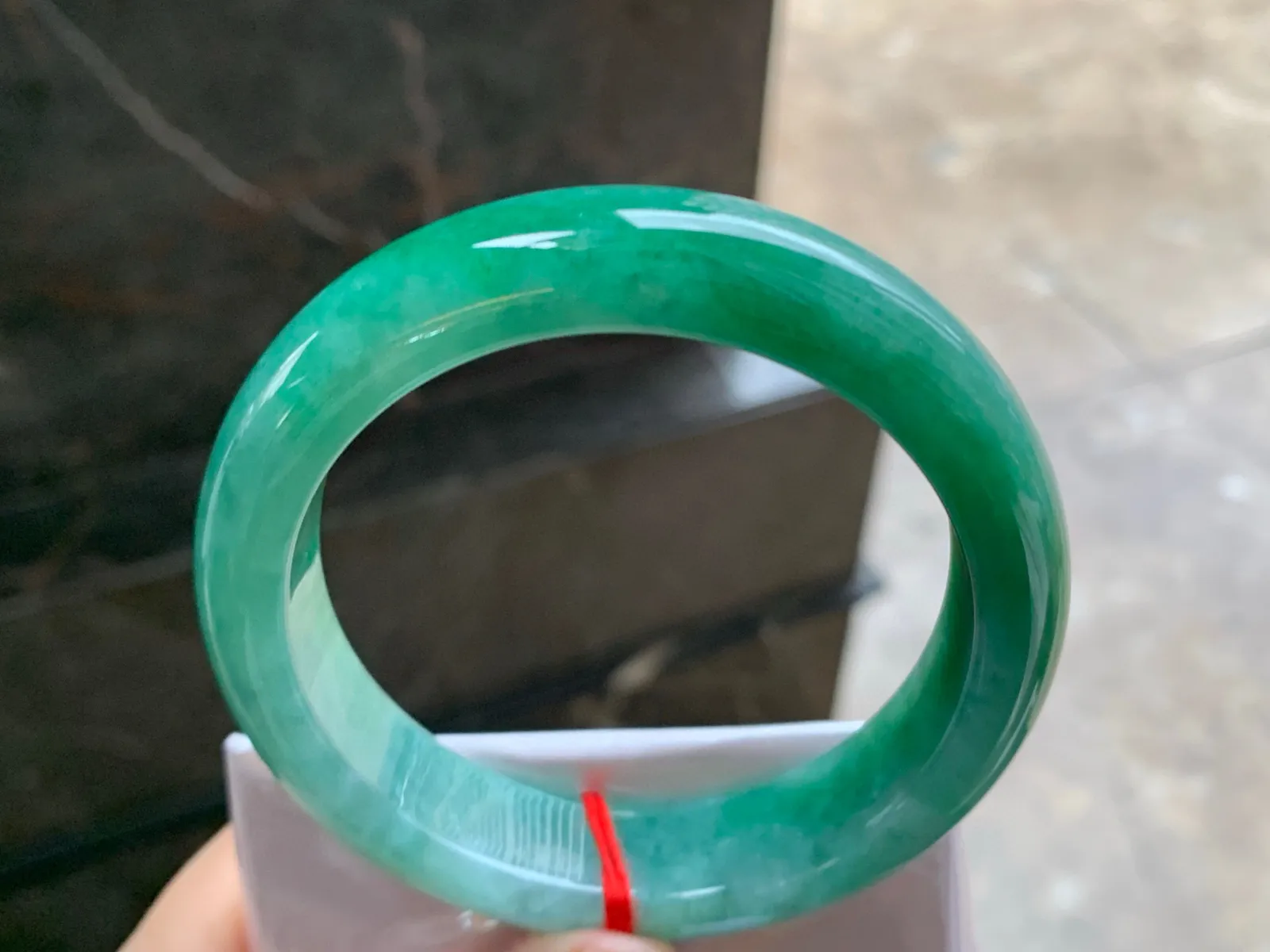 59-14.7-9.1

浓绿色手镯^_^颜色鲜艳 玉质温润