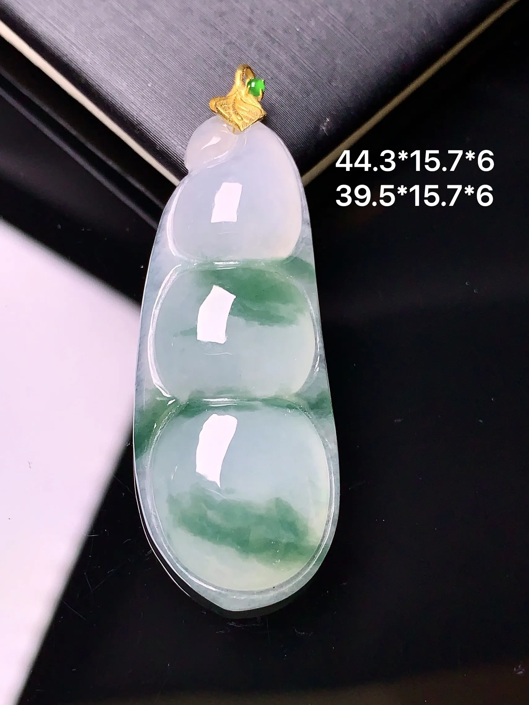18k金镶嵌飘绿四季豆吊坠 玉质细腻 水润亮眼  整体尺寸44.3*15.7*6