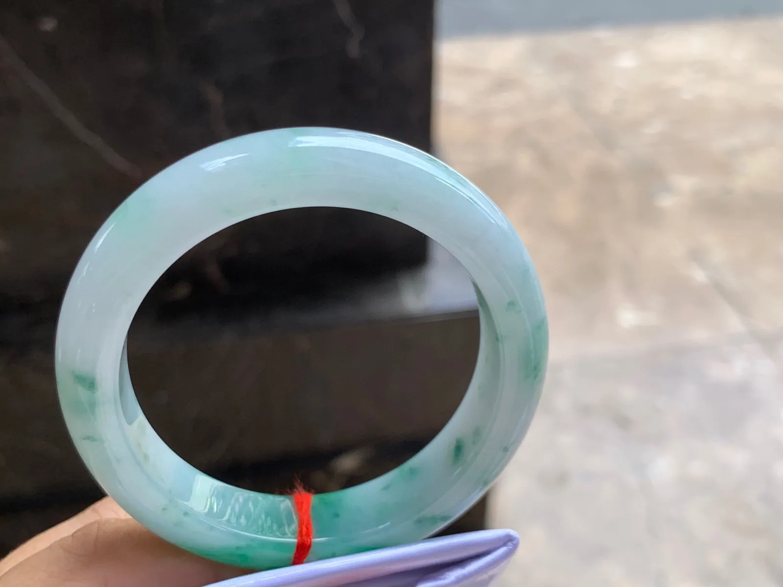56-13-9.5mm
带色手镯 底子细腻 颜色漂亮 条形优秀