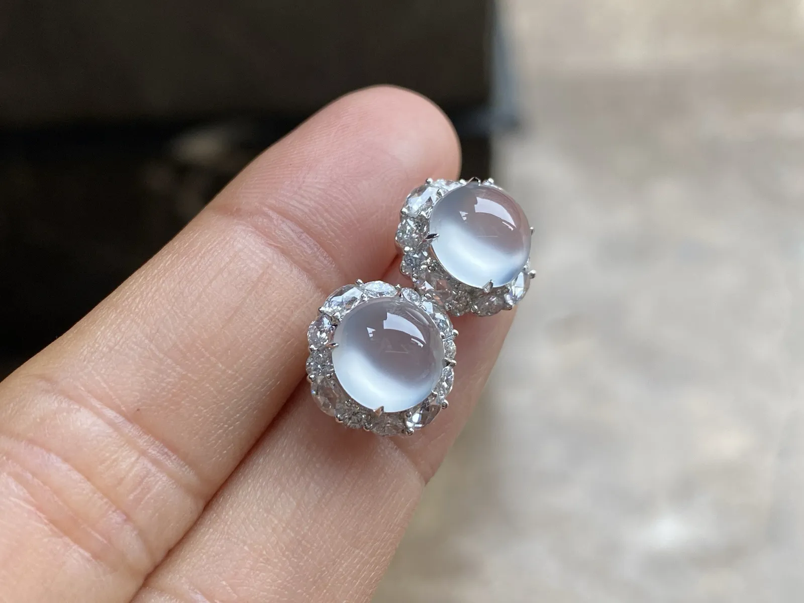 🤍高冰荧光精致耳钉

18k金