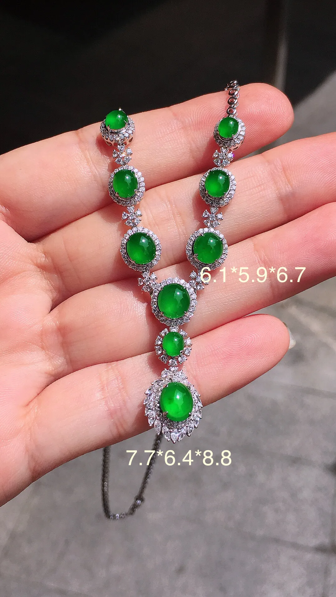 辣绿蛋面晚装项链，色泽均匀艳丽，玉质细腻，荧光感超
强，饱满圆润，气质满满。18k
金豪华镶嵌