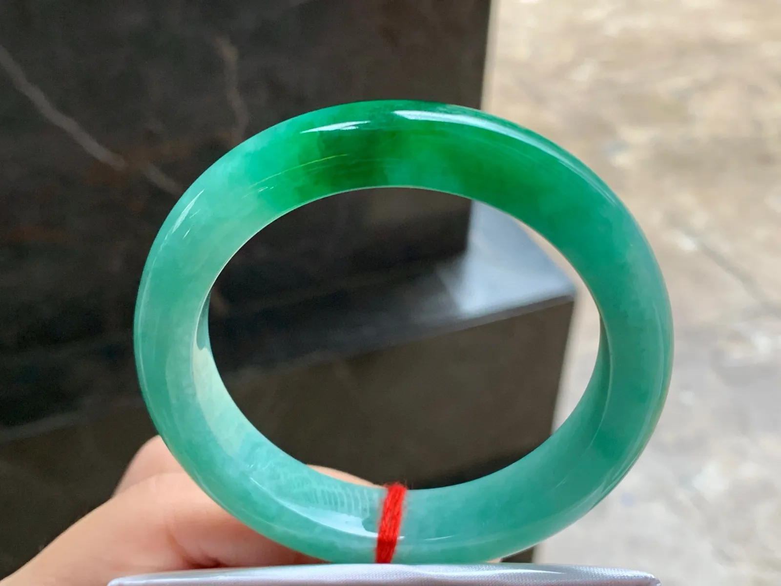 55-11.5-9.3

辣绿色手镯^_^颜色鲜艳 玉质温润