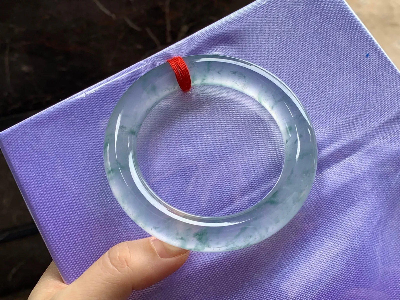 高冰种飘花圆条手镯
尺寸：57-12.2mm
冰味十足～条形优秀整圈冰透起荧光～建议看十足哦，高品质