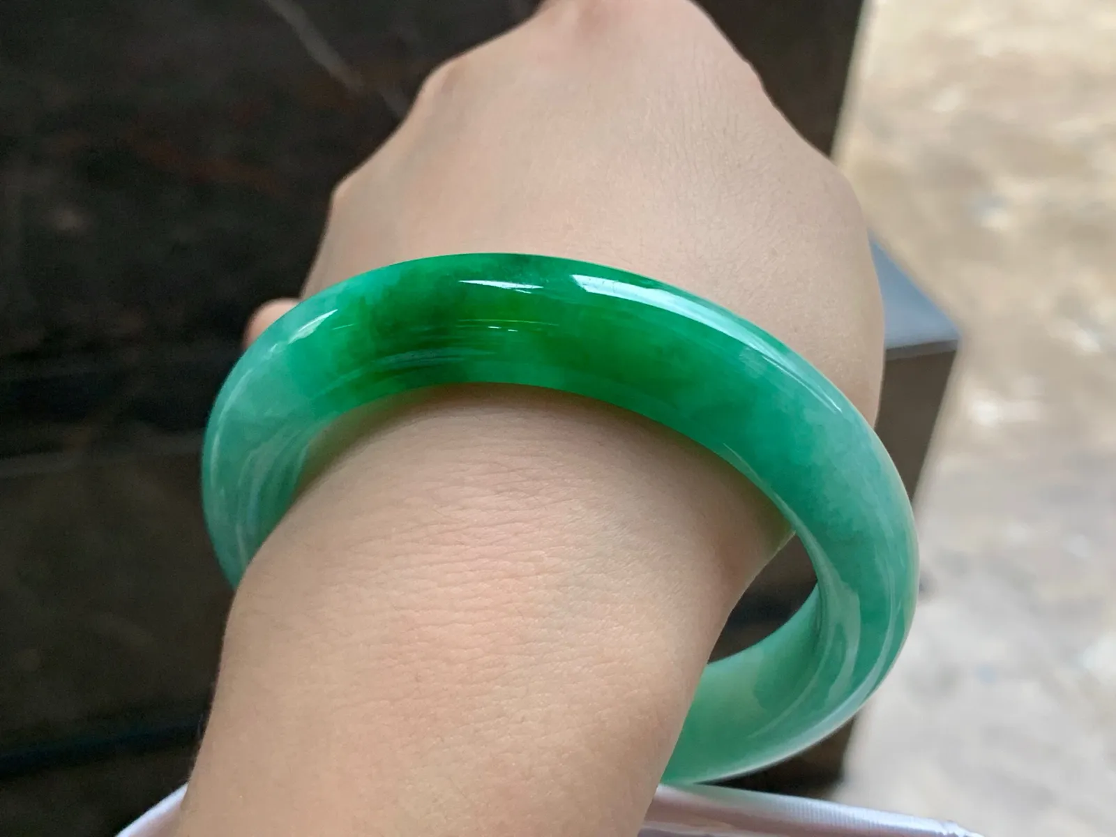 55-11.5-9.3

辣绿色手镯^_^颜色鲜艳 玉质温润