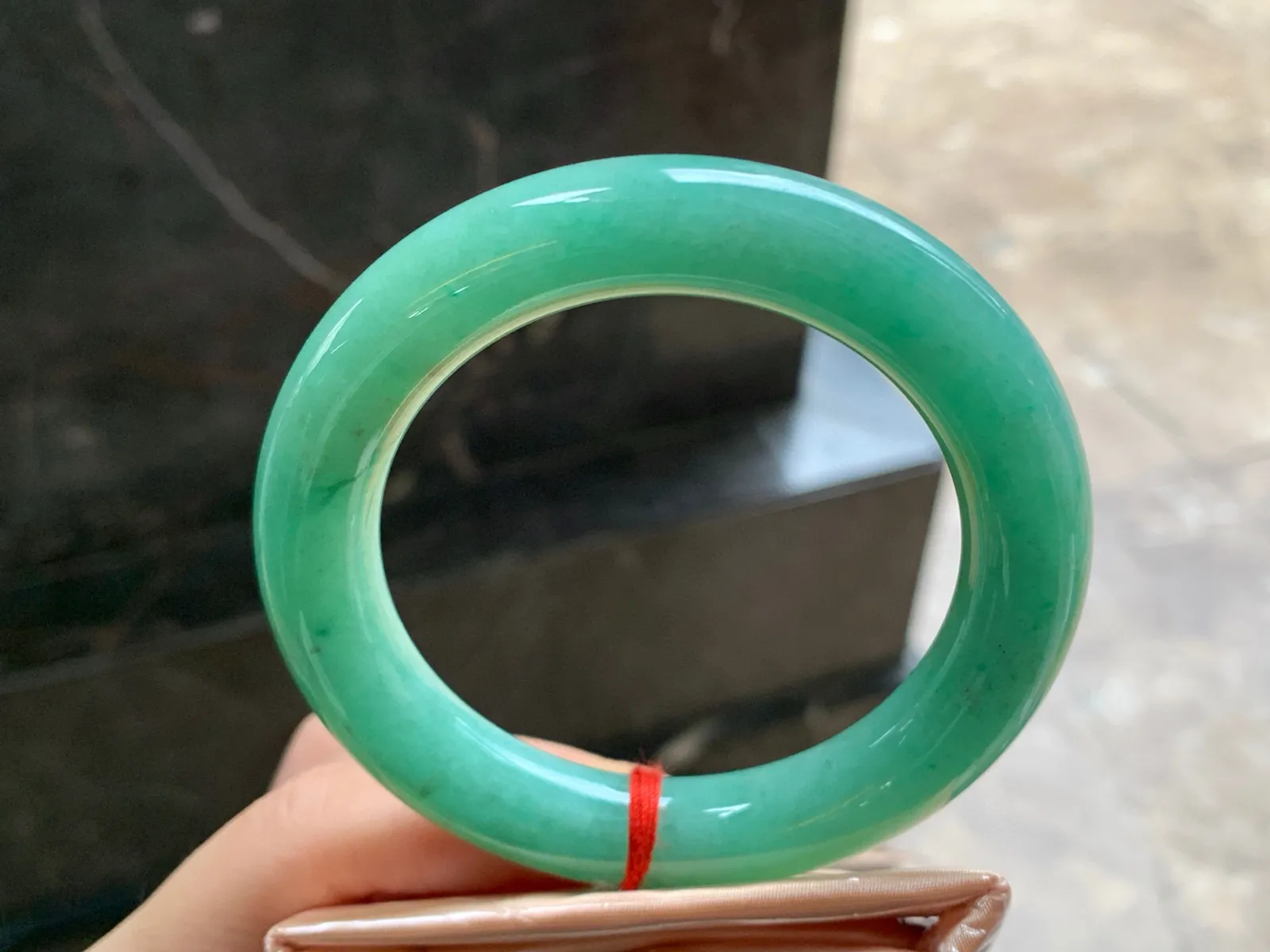54.5-11.3

浓绿色圆条手镯^_^颜色鲜艳 玉质温润