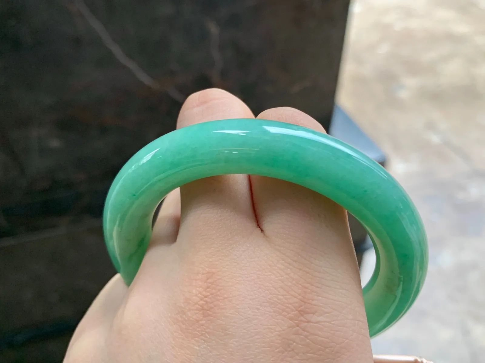 54.5-11.3

浓绿色圆条手镯^_^颜色鲜艳 玉质温润