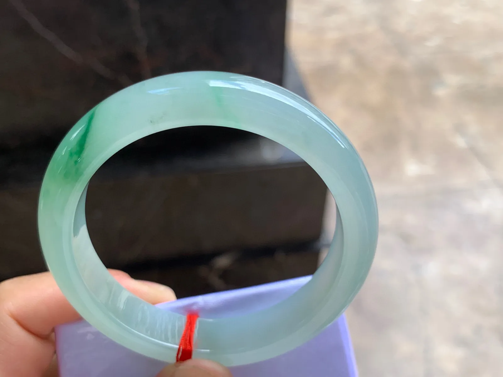 56.5-13-8.5mm
冰种飘花手镯 水润冰透 清爽