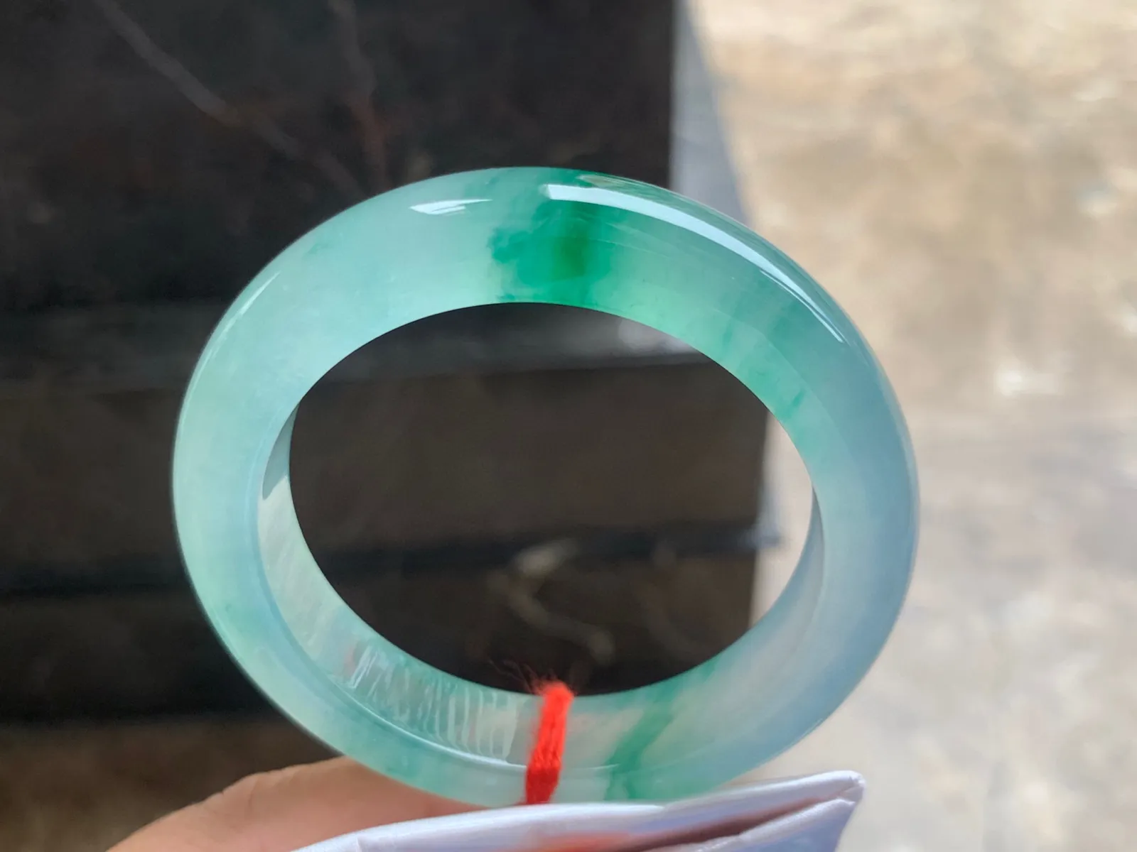 53.5-13-9.5mm
冰种飘色手镯 种水色俱佳 起胶的料子  收藏佩戴