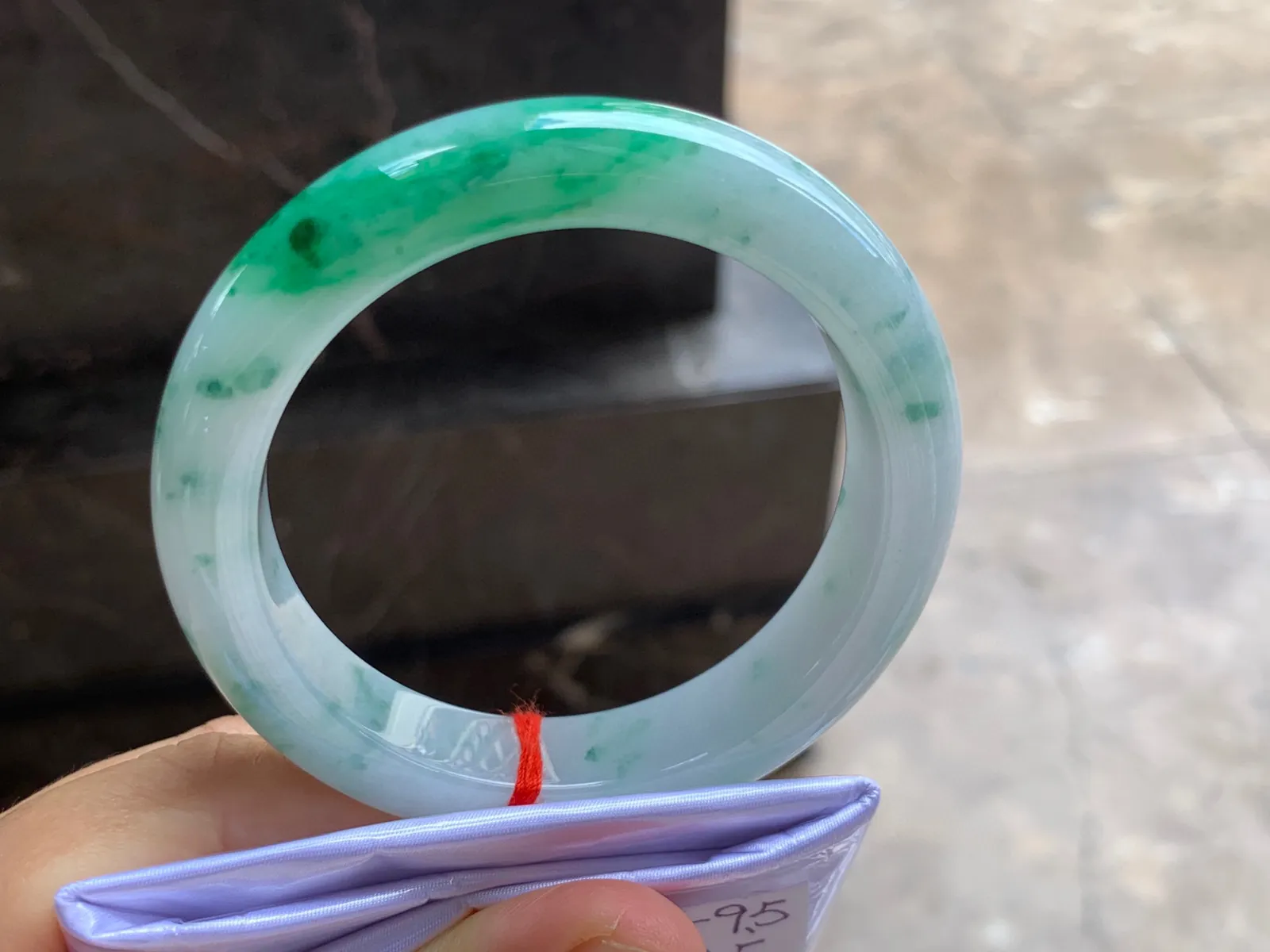 56-13-9.5mm
带色手镯 底子细腻 颜色漂亮 条形优秀
