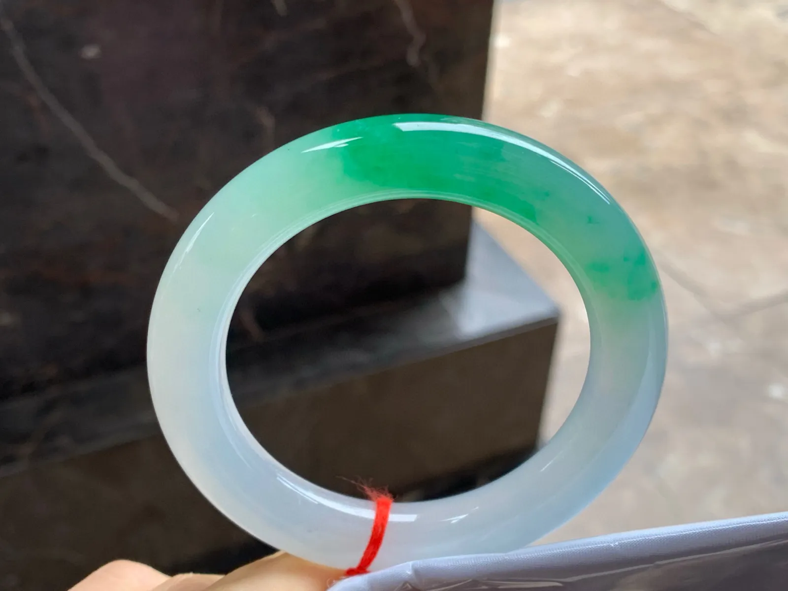 冰种阳绿色圆条手镯
尺寸：58.8-11.5mm
有种有色～绿色浓郁漂亮品质货