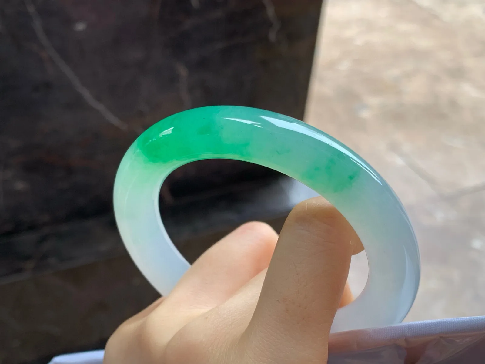 冰种阳绿色圆条手镯
尺寸：58.8-11.5mm
有种有色～绿色浓郁漂亮品质货