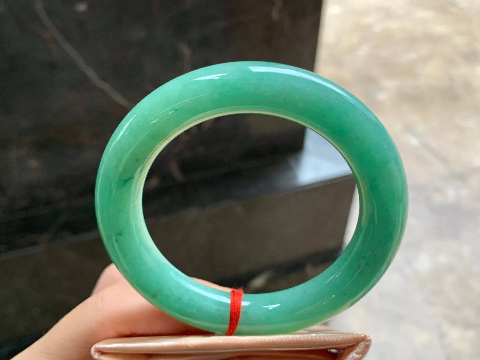 54.5-11.3

浓绿色圆条手镯^_^颜色鲜艳 玉质温润