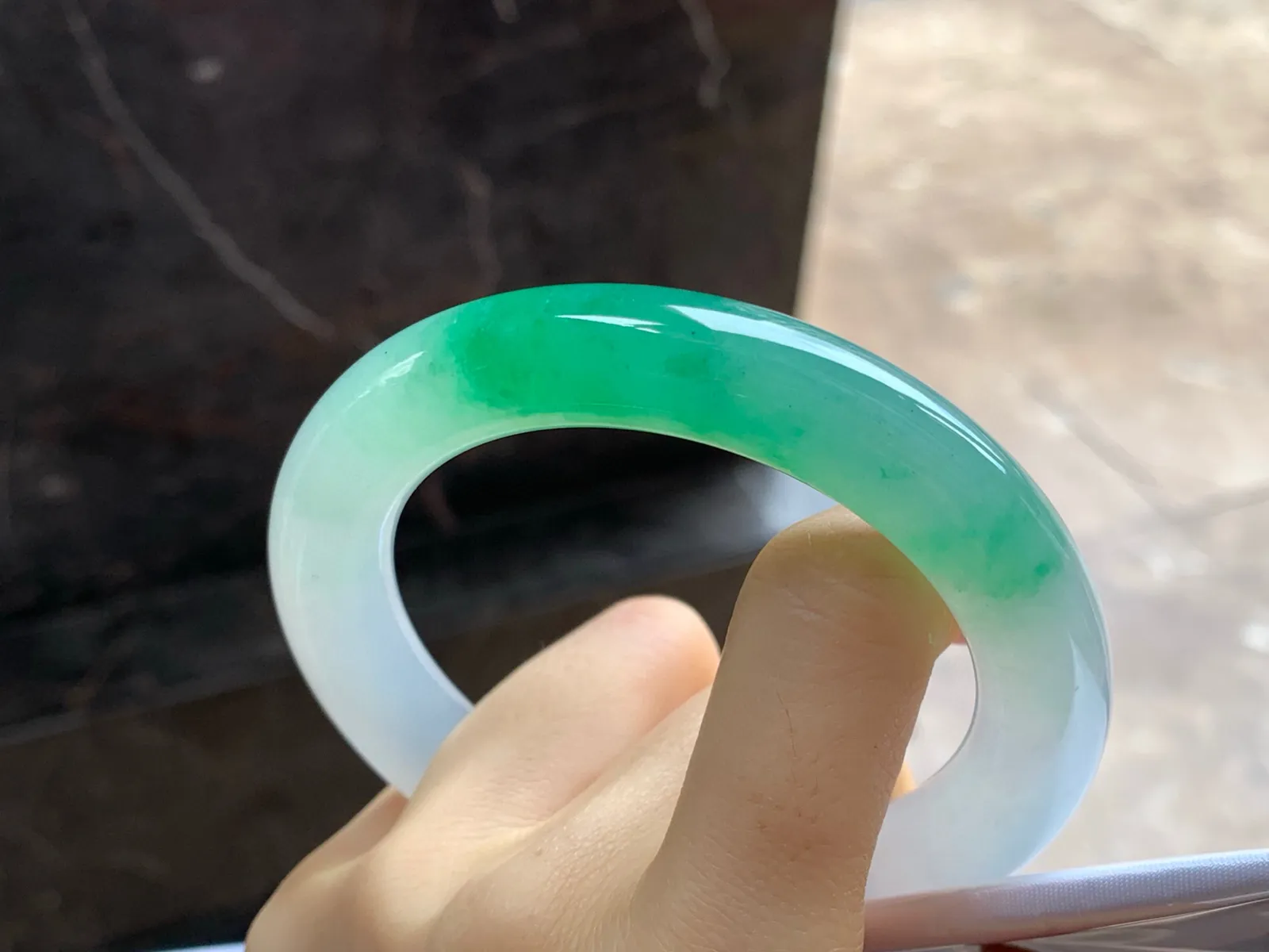 冰种阳绿色圆条手镯
尺寸：58.8-11.5mm
有种有色～绿色浓郁漂亮品质货