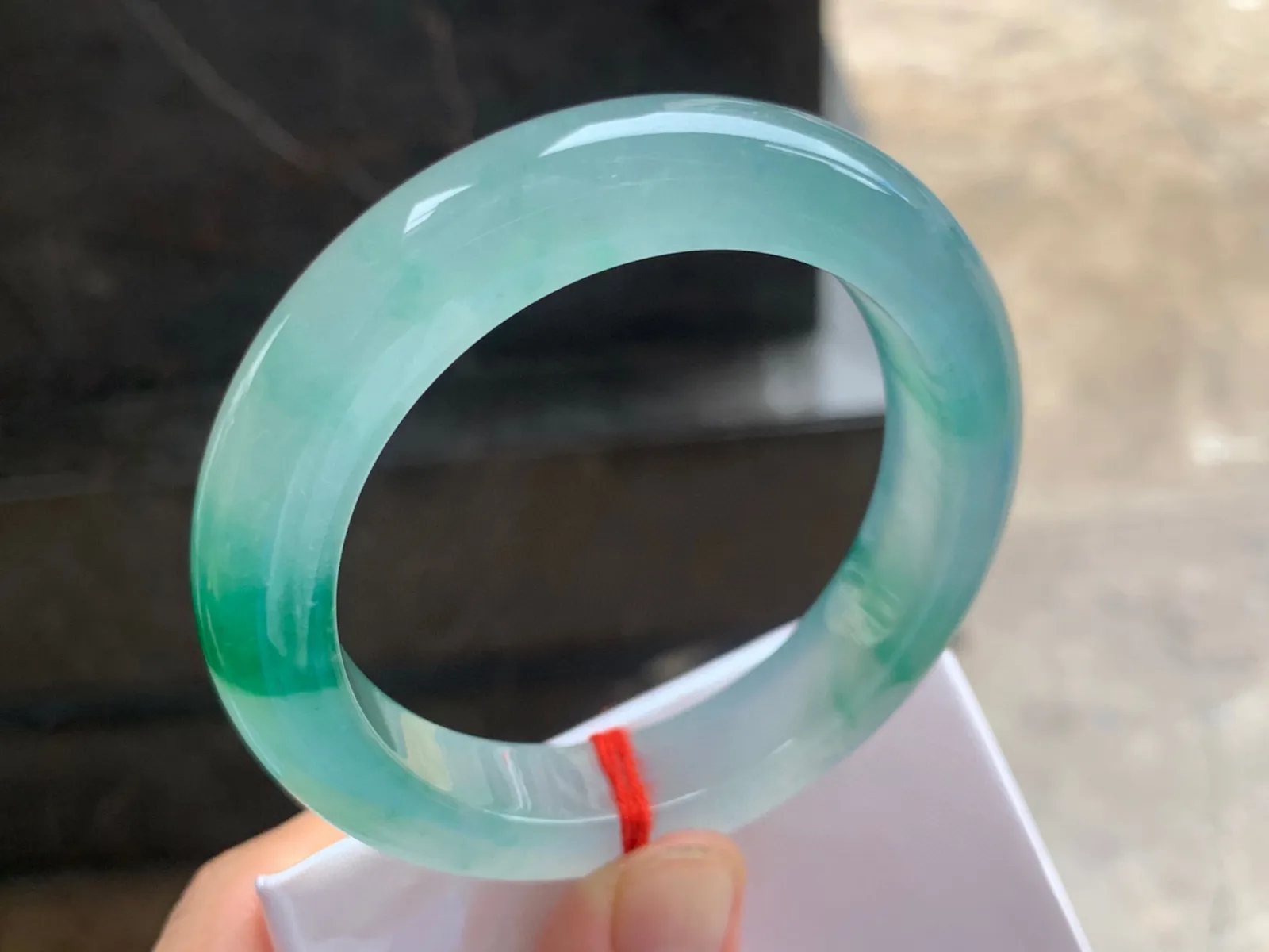 53.5-13-9.5mm
冰种飘色手镯 种水色俱佳 起胶的料子  收藏佩戴