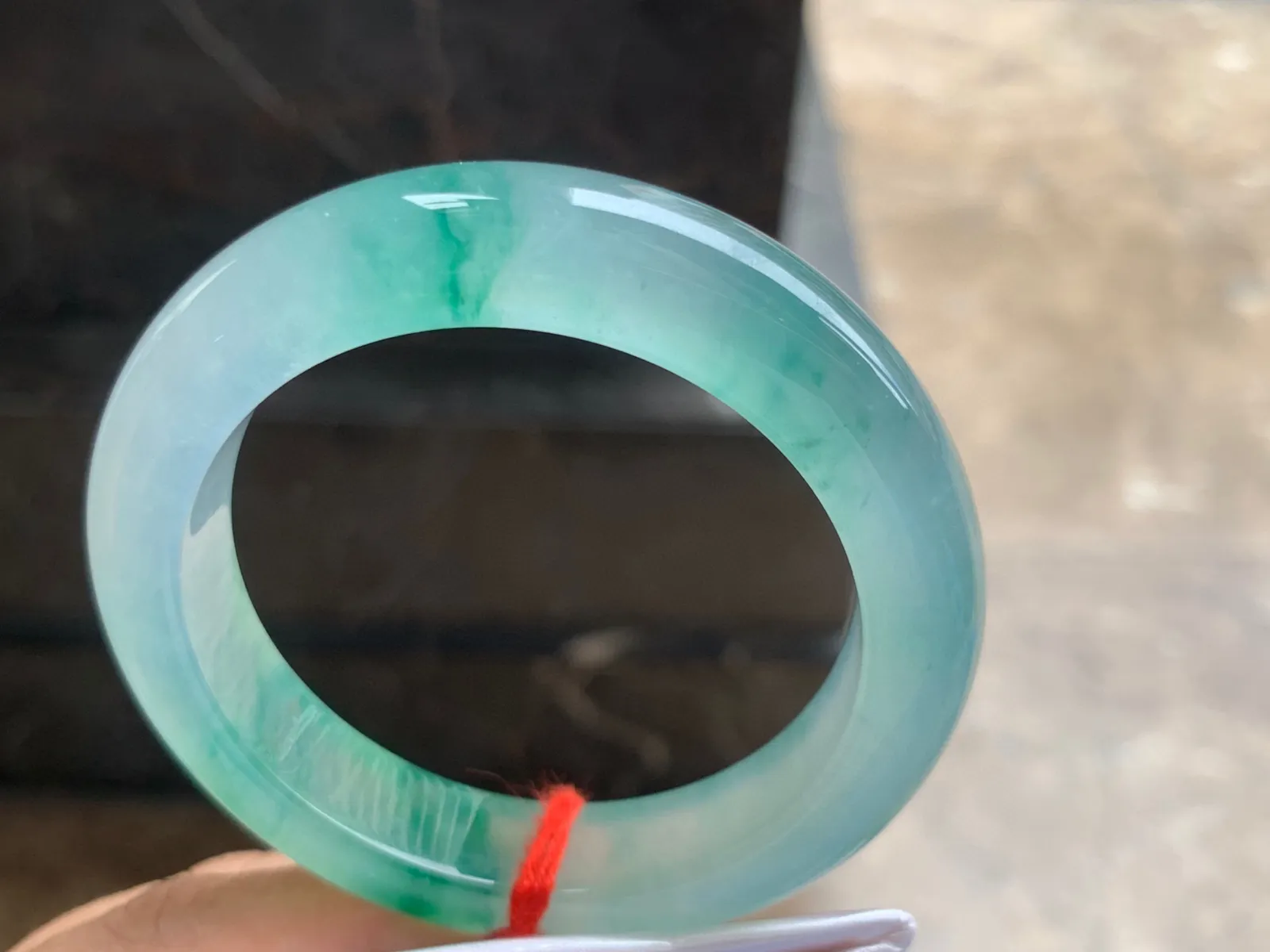 53.5-13-9.5mm
冰种飘色手镯 种水色俱佳 起胶的料子  收藏佩戴