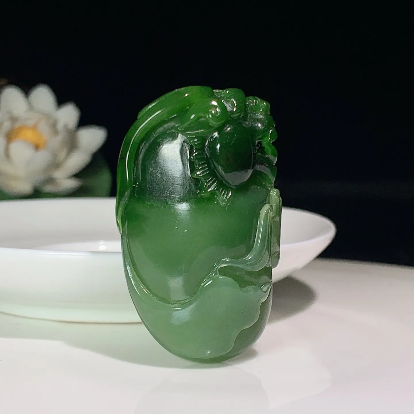和田玉菠菜绿俄罗斯碧玉富贵长寿挂件。尺寸49.8/31.5/17.6重40.5克 玉质细腻油润 底色纯净 脂粉好，品质好。lt250830