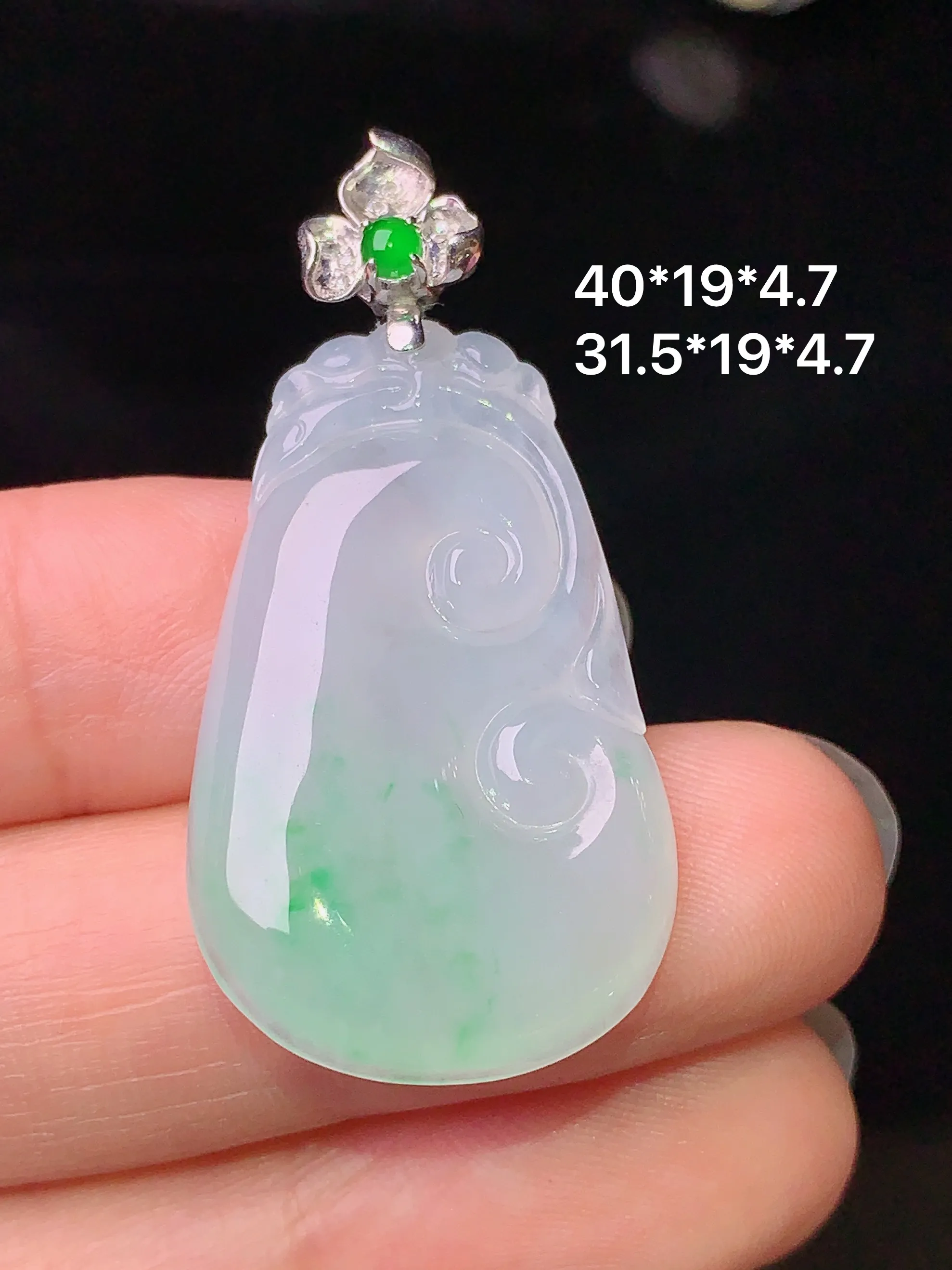 18k金钻镶嵌飘绿如意吊坠 玉质细腻 色泽艳丽 水润亮眼  整体尺寸40*19*4.7
