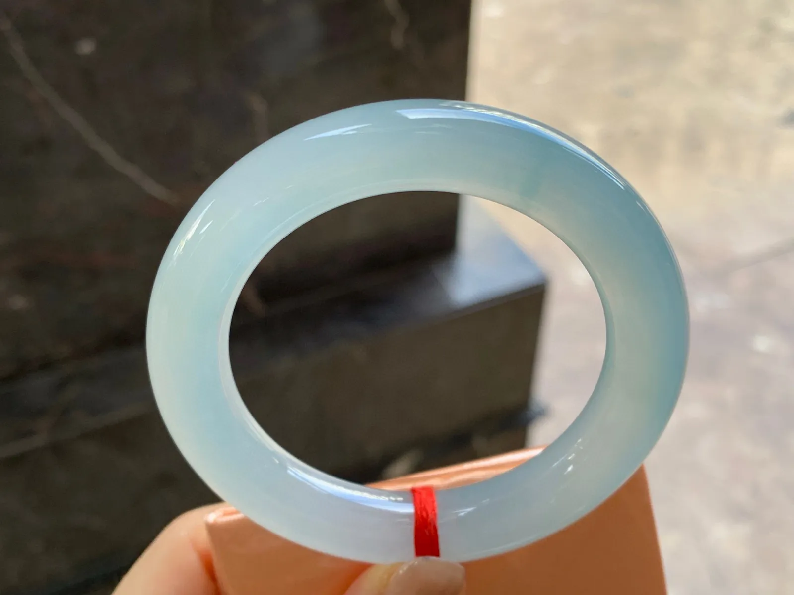冰种圆条手镯
尺寸：55-11.4mm
种老肉细～纯纯的