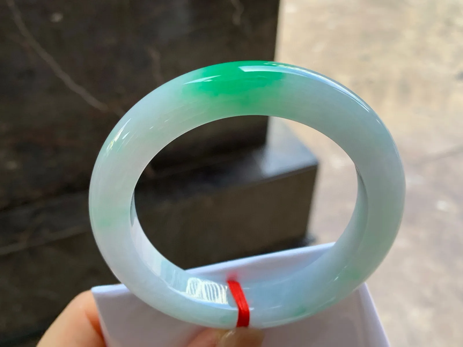 阳绿色手镯
尺寸：57.5-13-10mm
底子细腻干净～阳绿色一团