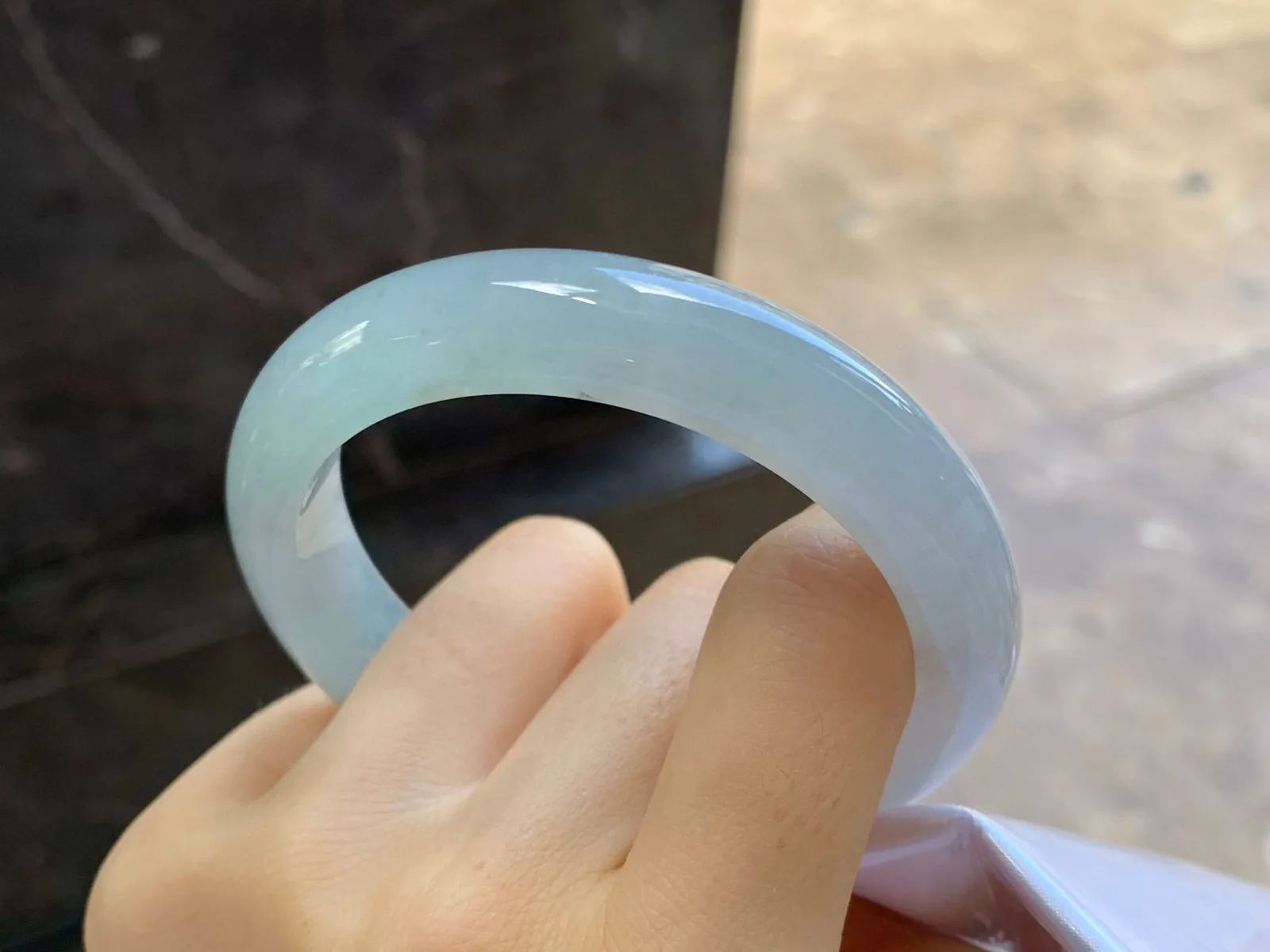 细糯手镯
尺寸：55.6-12.2-8.4mm
肉质细腻～水润清秀