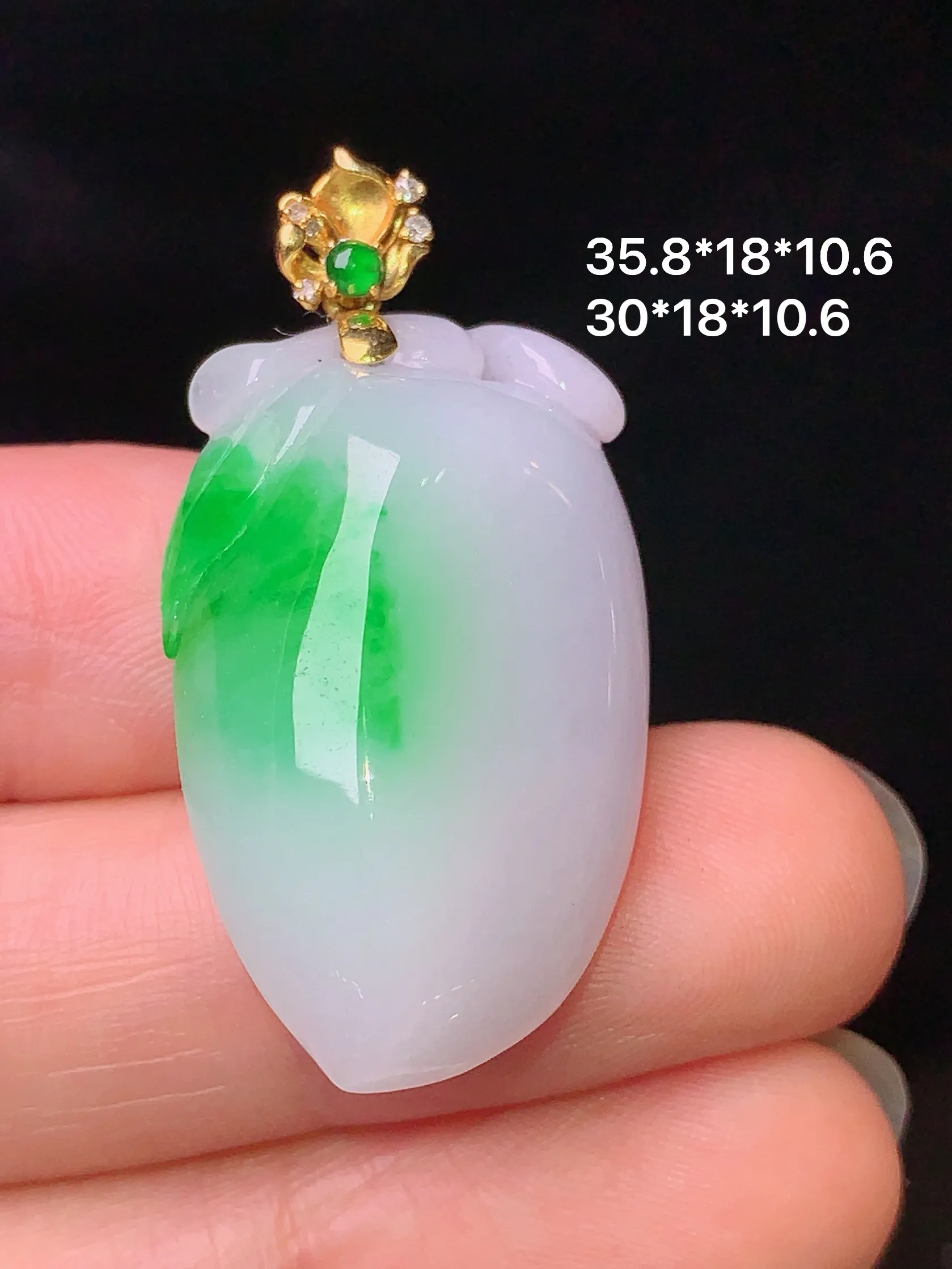18k金镶嵌飘绿寿桃吊坠 玉质细腻 色泽艳丽 水润亮眼  整体尺寸35.8*18*10.6