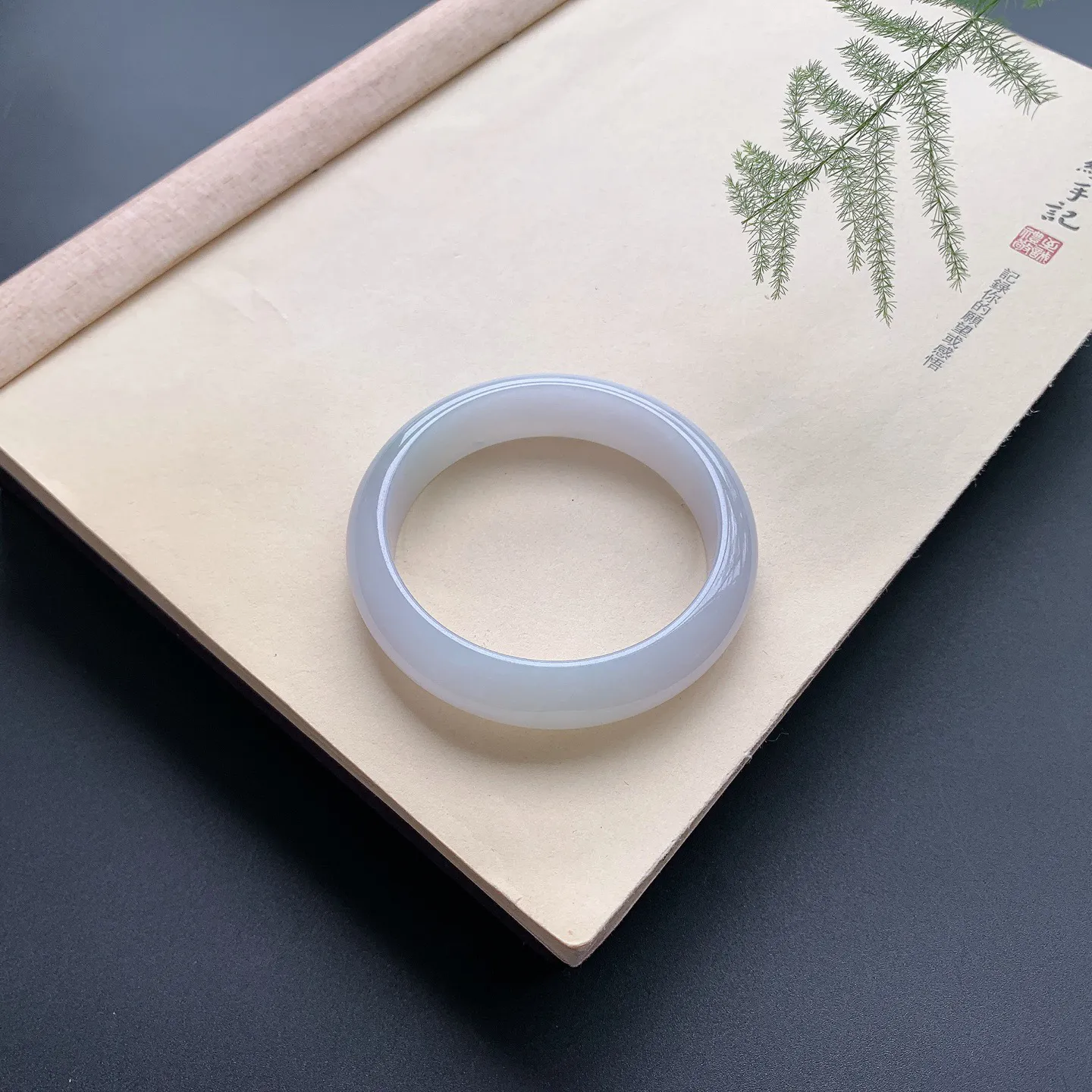 57.3圈口细糯正圈手镯 尺寸：57.3-15-8，无纹裂，细腻釉洁，清爽干净