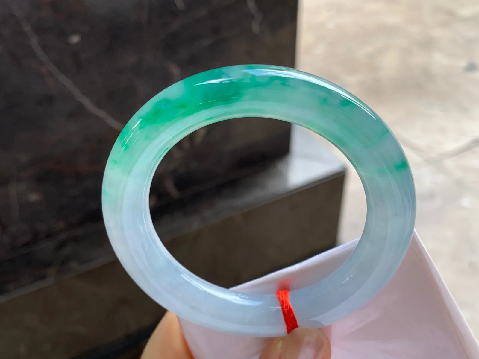 冰种带色圆条手镯
尺寸：55.5-11.8mm
有种有色～品质货