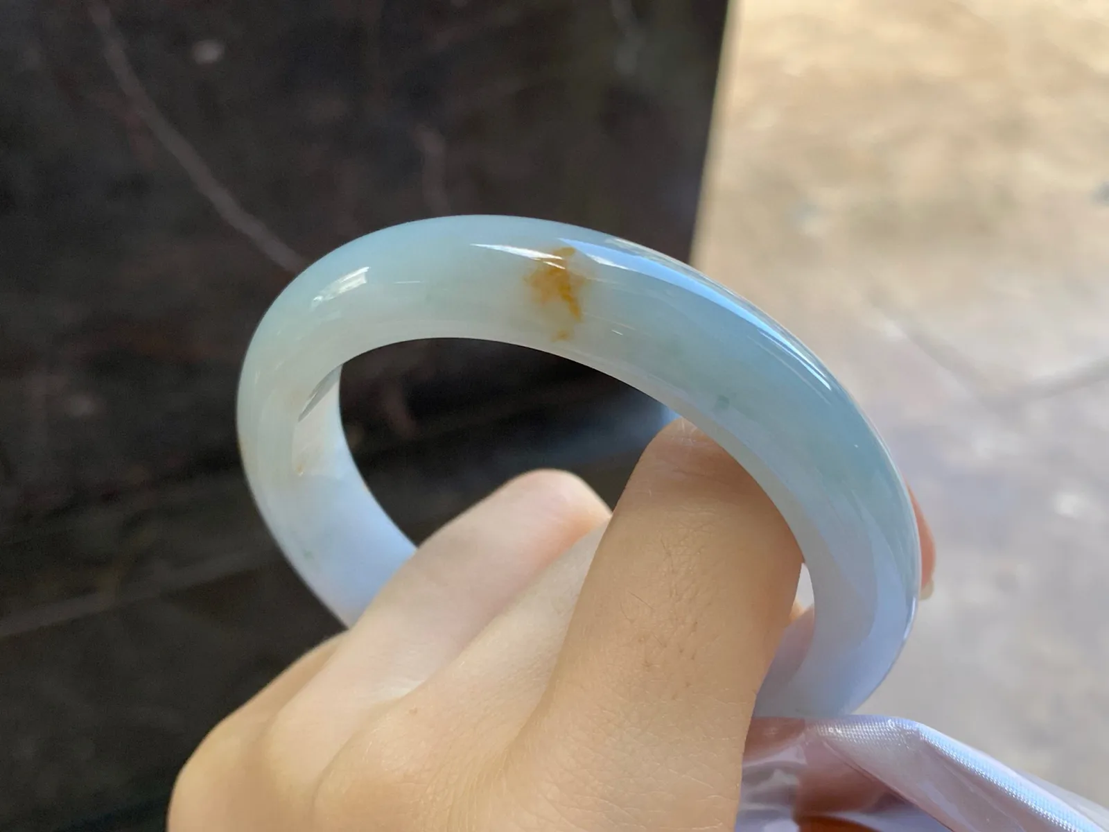 飘黄翡手镯
尺寸：56-12.5-8.6mm
底子细腻～有特色