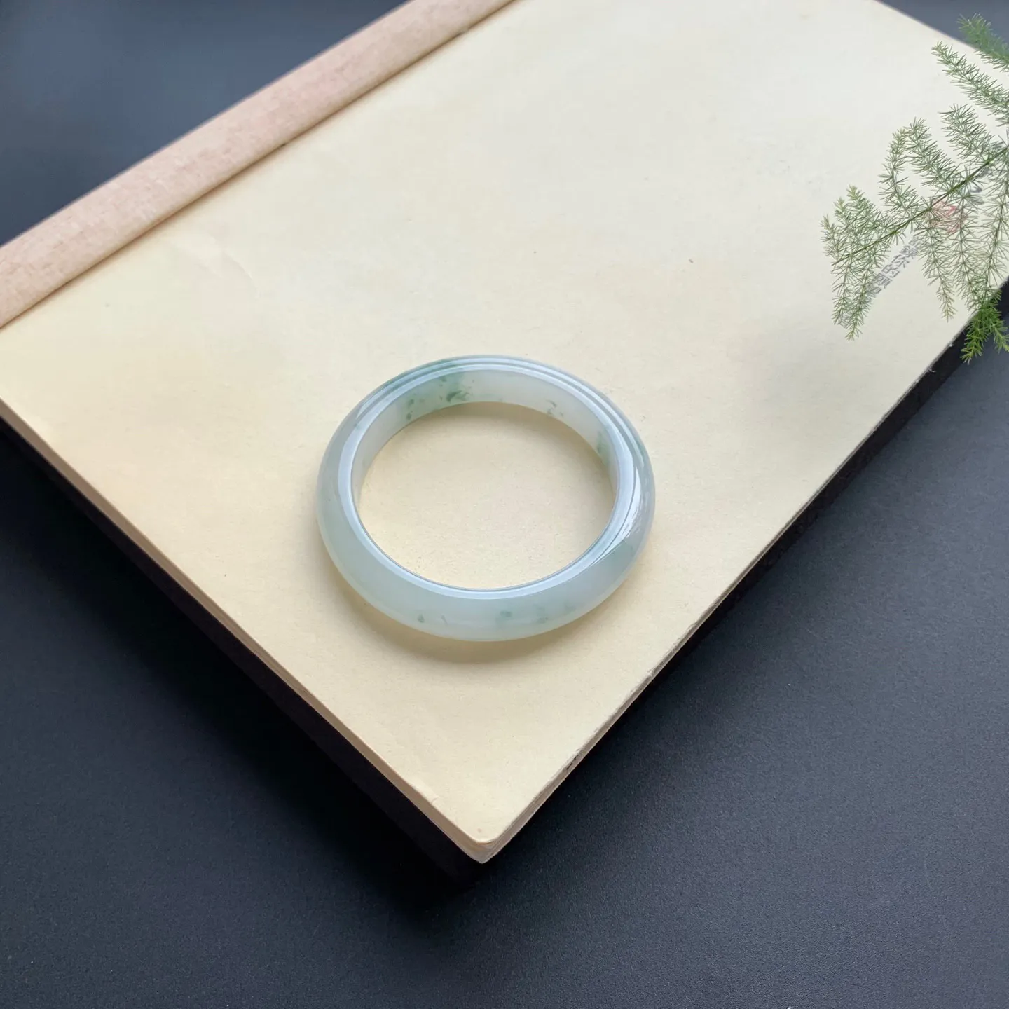 51圈口飘花正圈手镯 尺寸：51-10.3-8，无纹额，细腻光滑，花色飘逸灵动